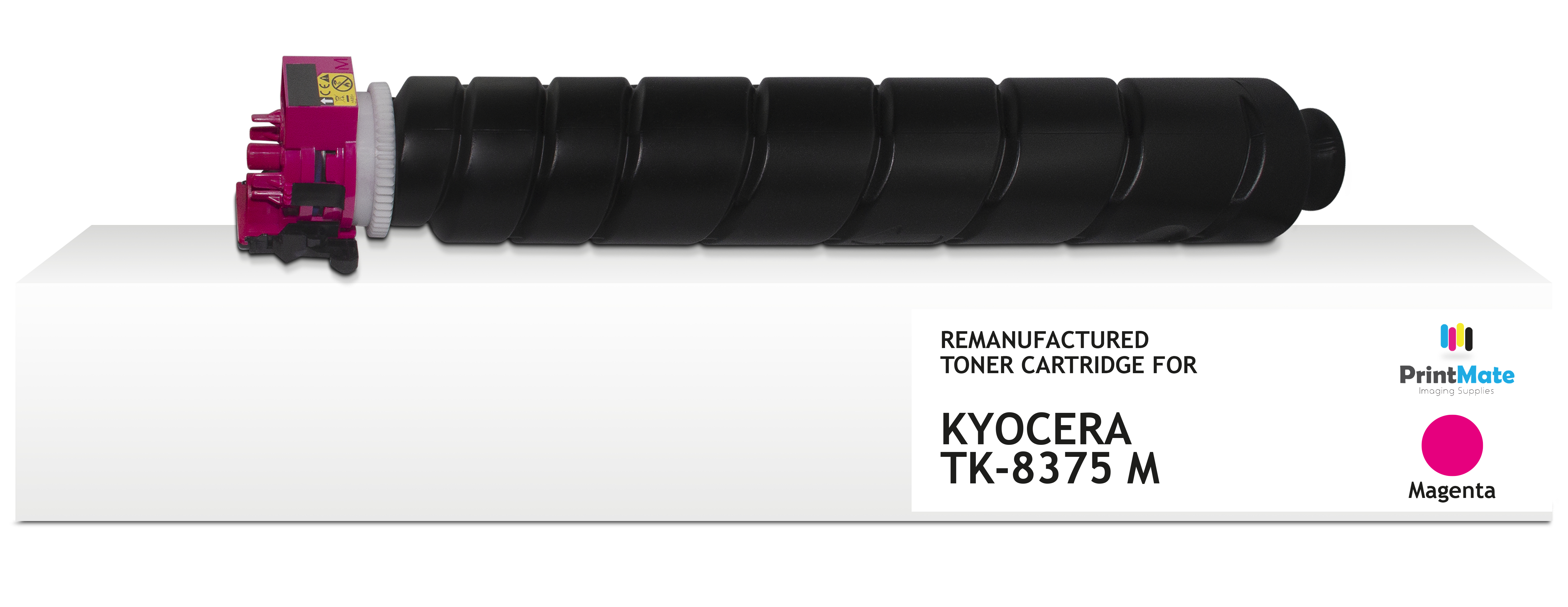 Una cartuccia toner nera con un'estremità magenta è su una superficie bianca. Il testo sulla scatola recita: Kyocera TK-8375 M, Magenta.