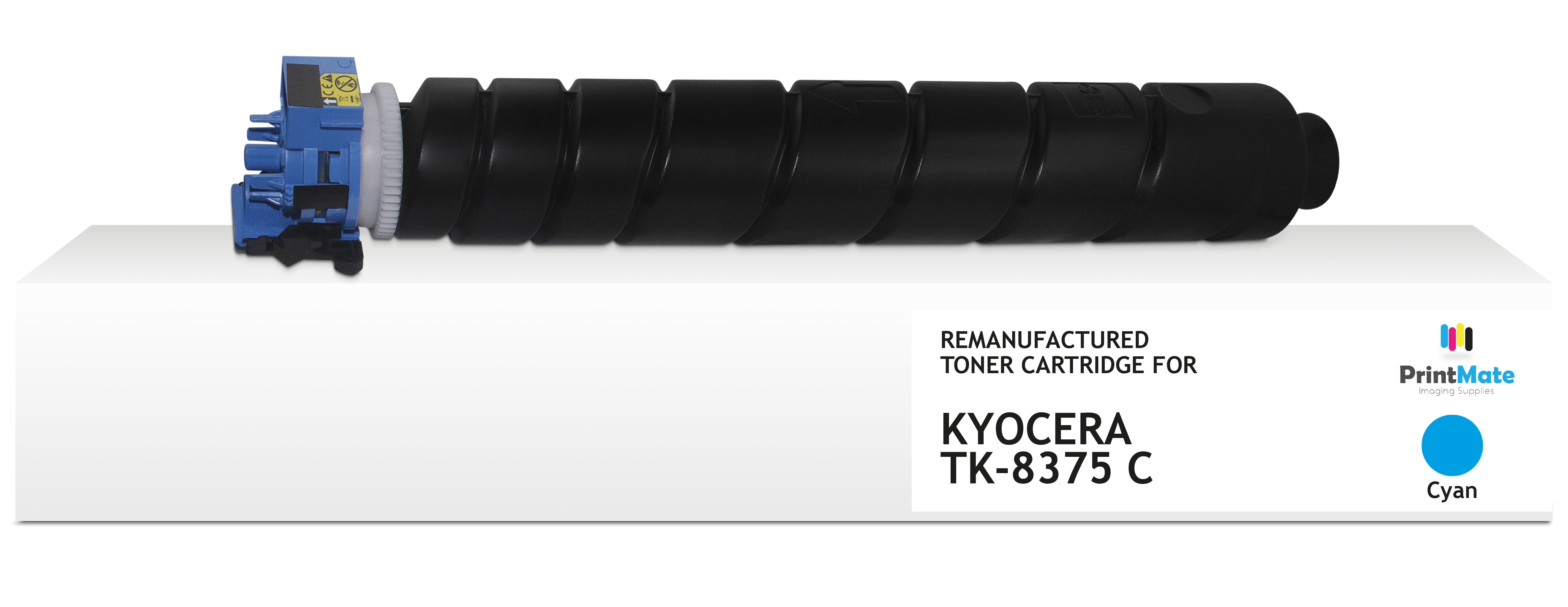 Una cartuccia toner nera Kyocera TK-8375 C su una scatola bianca. La scatola ha un'etichetta con testo e un logo PrintMate.