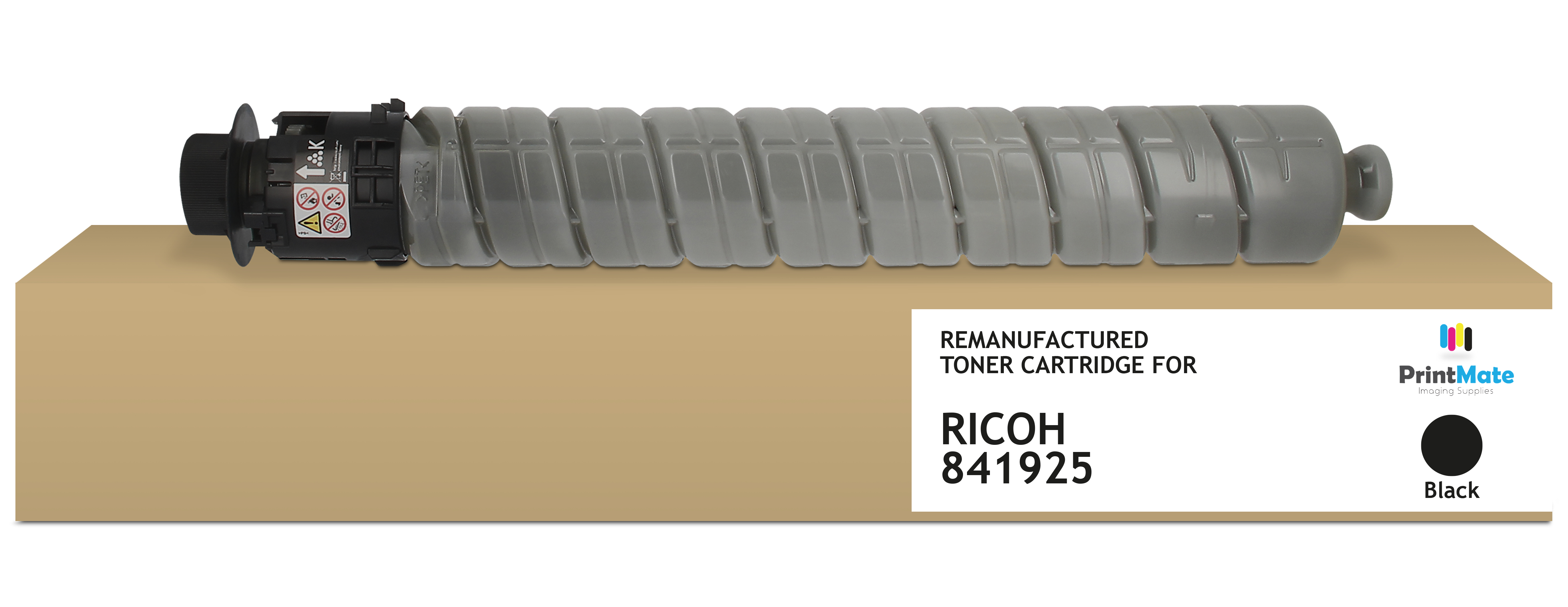 Una cartuccia toner Ricoh 841925 rigenerata, nera, su base di cartone. Sono presenti anche il logo PrintMate e un cerchio nero.