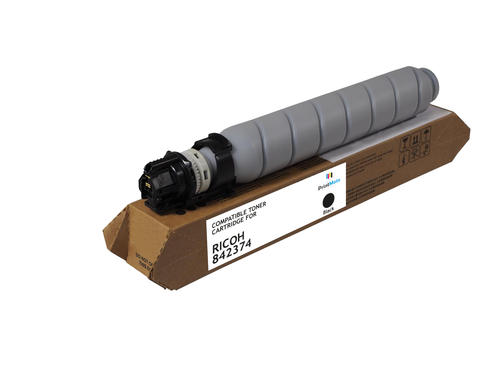 Una cartuccia toner grigia per stampante su una scatola di cartone marrone. Il marchio è PrintMate e il modello è Ricoh 842374.
