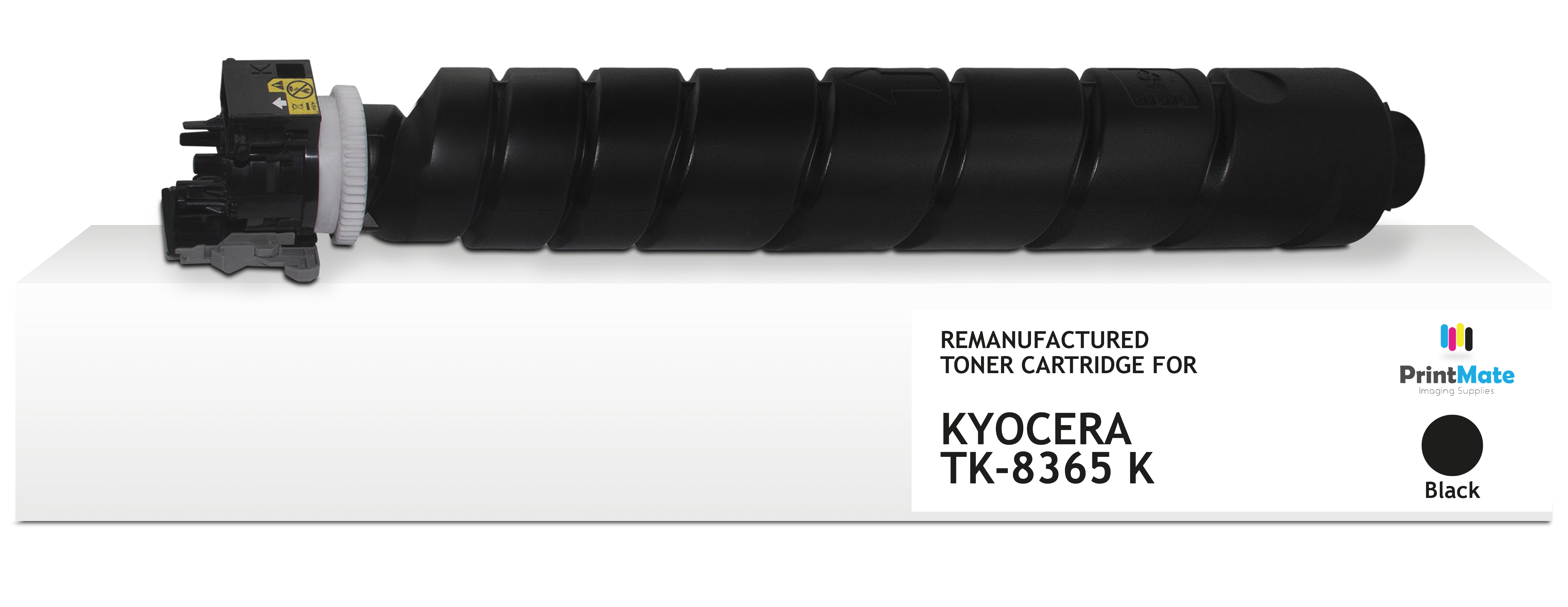 Una cartuccia toner nera per Kyocera TK-8365 K su una superficie bianca. È un prodotto PrintMate rigenerato.