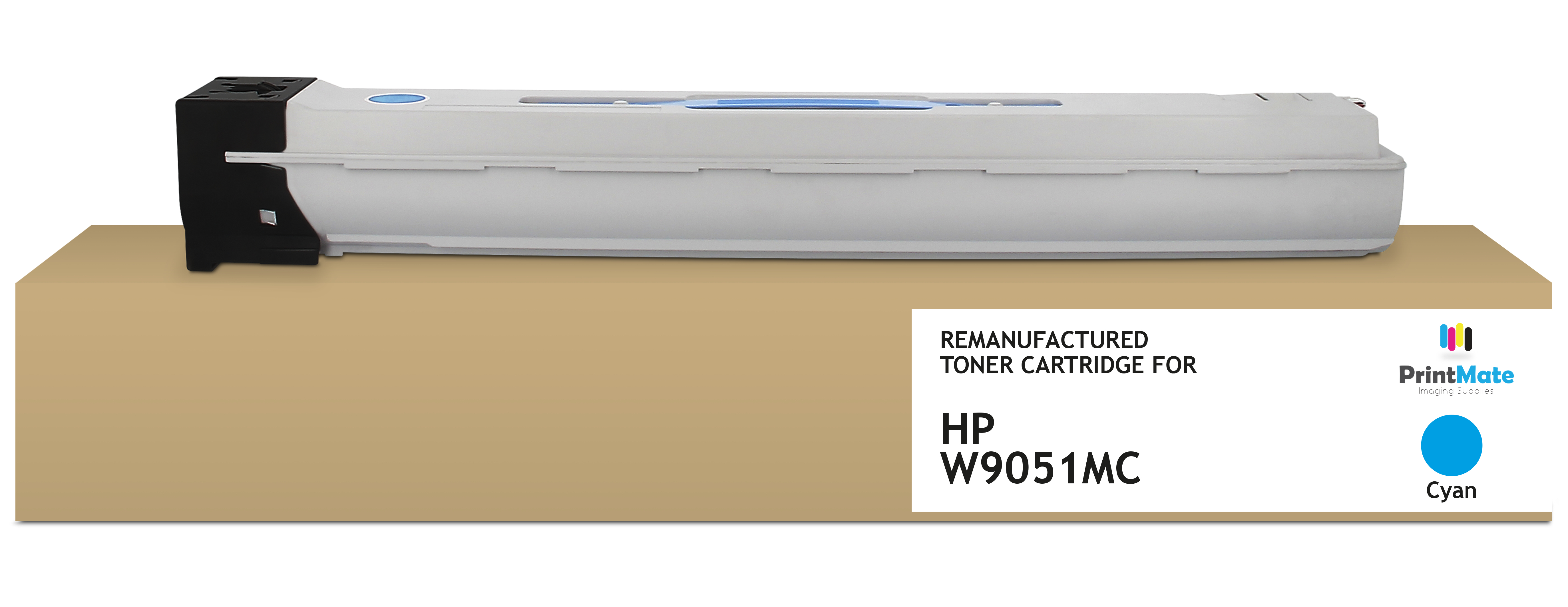 Una cartuccia toner ciano per HP W9051MC su una scatola di cartone. Sono visibili il logo PrintMate e l'etichetta ciano.
