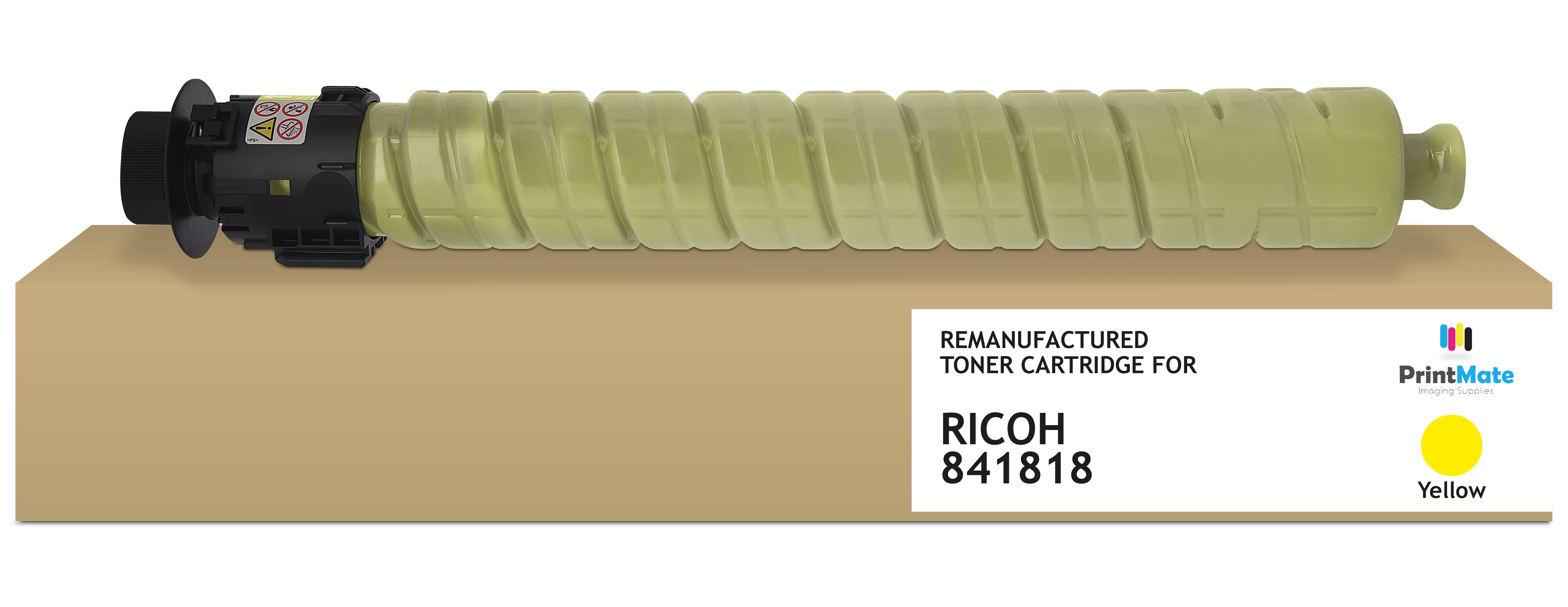 Una cartuccia toner gialla su una scatola di cartone. Le etichette indicano che si tratta di una cartuccia Ricoh 841818 rigenerata, con un punto giallo per l'indicazione del colore.