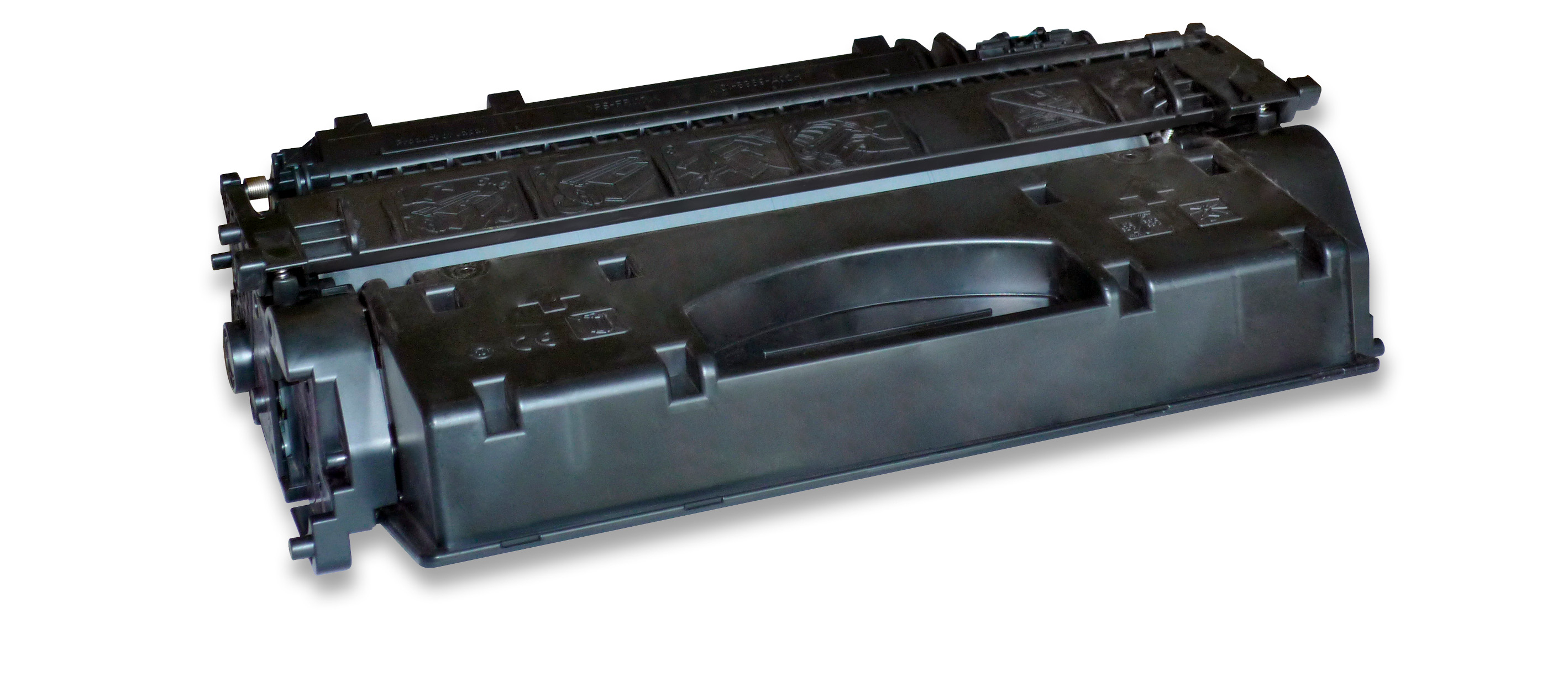 Una cartuccia di toner nera per stampante su sfondo bianco. È rettangolare con vari dettagli come etichette e una maniglia.