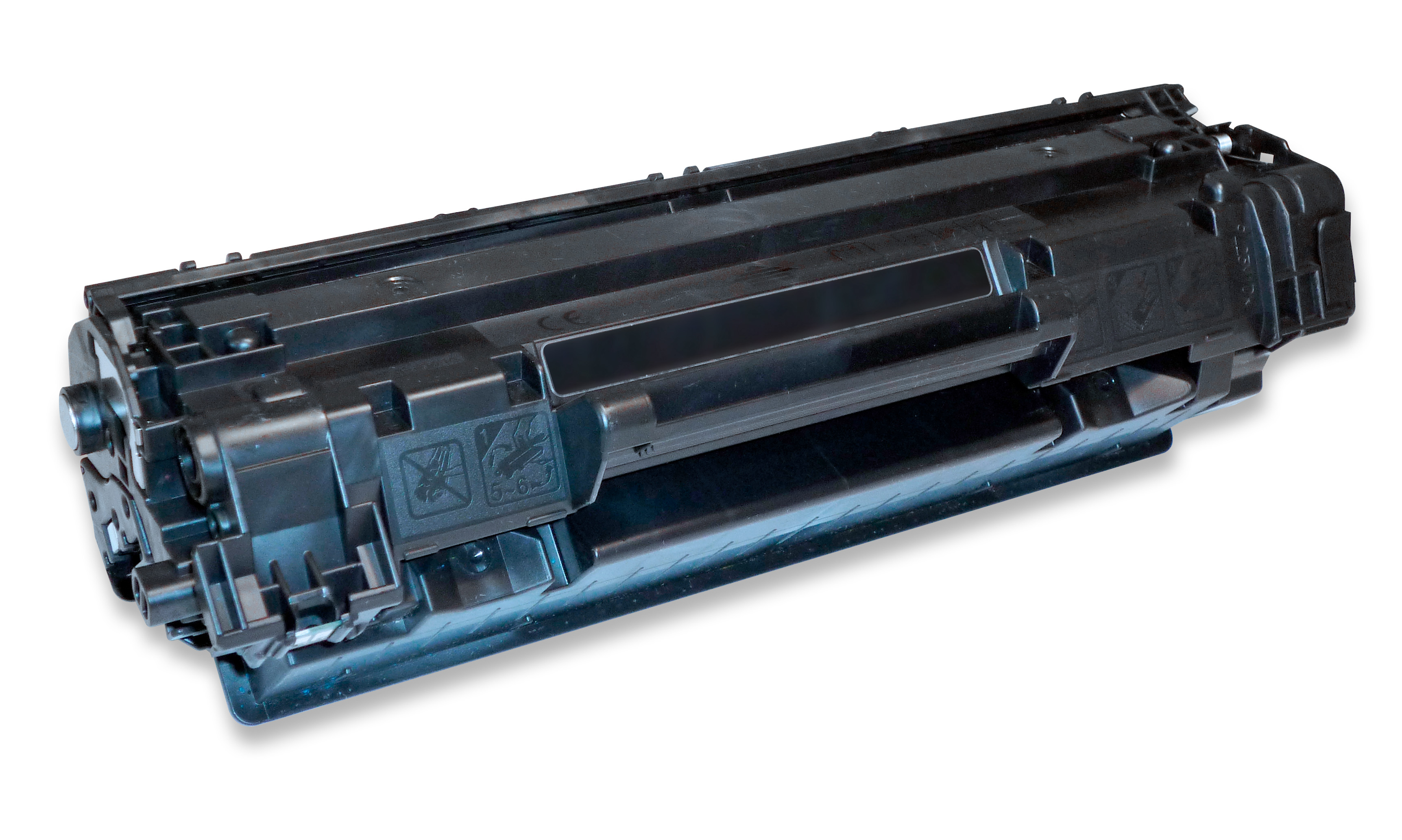Una cartuccia toner nera per stampante su sfondo bianco. È cilindrica con vari componenti in plastica e un'ombra.