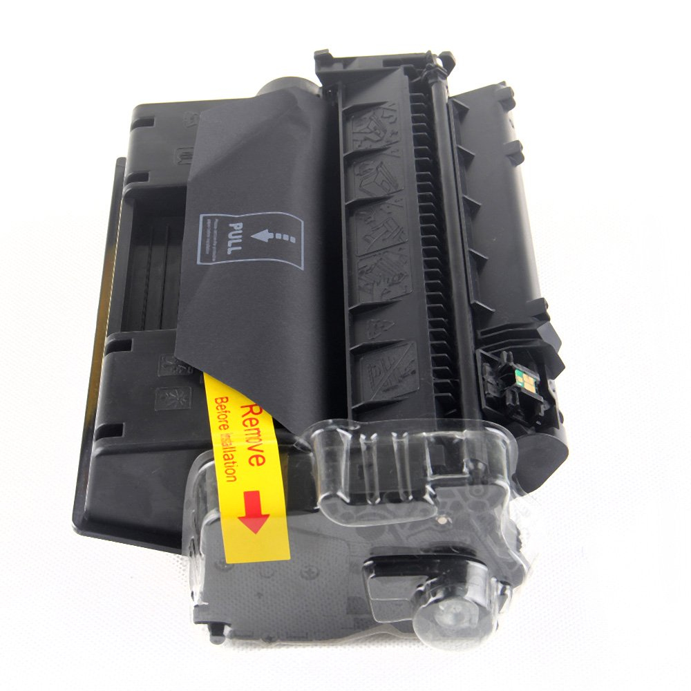 Cartuccia toner per stampante nera con adesivo giallo che indica la rimozione prima dell'installazione. Lo sfondo è bianco.