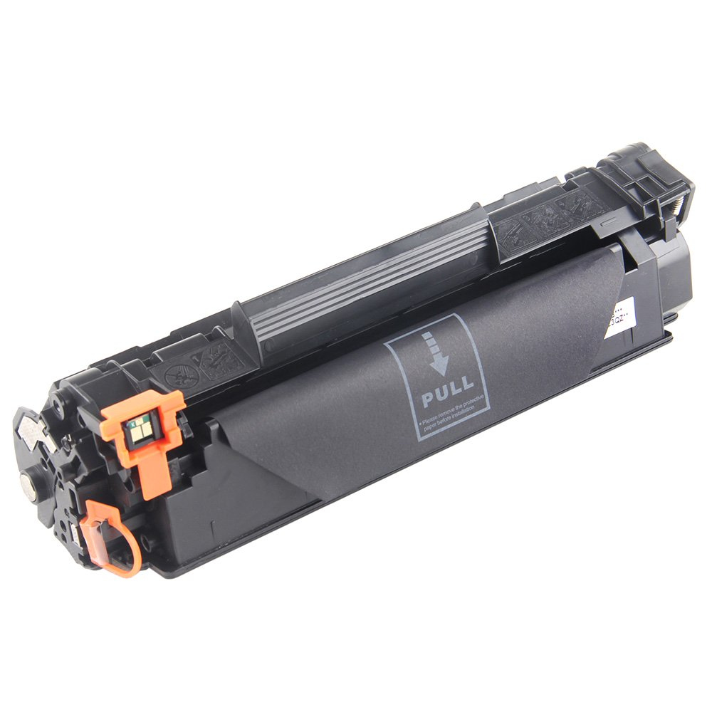 Una cartuccia toner per stampante nera e grigia. Ha un componente arancione e un'etichetta con freccia 'PULL'. Lo sfondo è bianco.