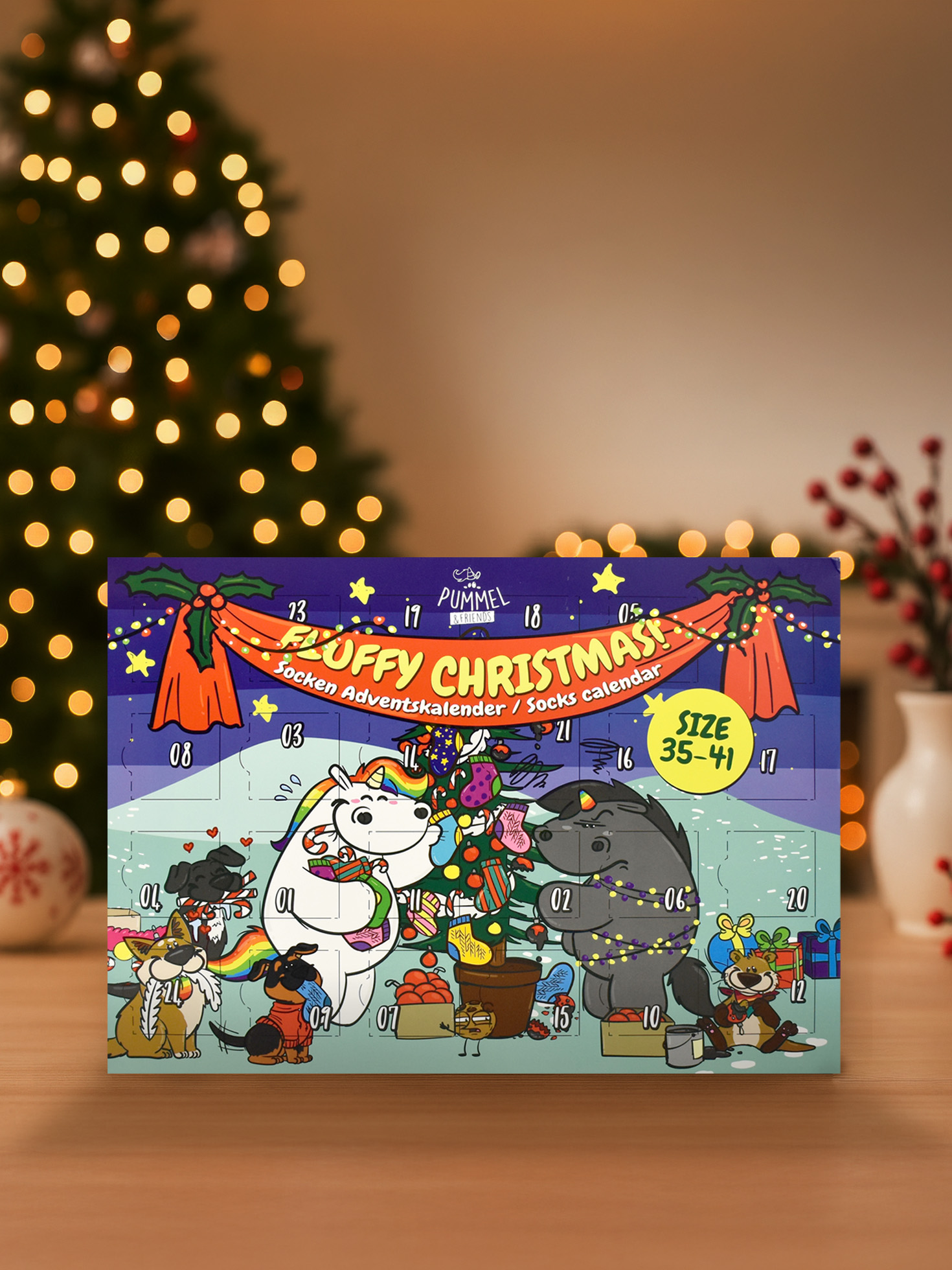 Ein Adventskalender mit Zeichentricktieren um einen Weihnachtsbaum. Der Hintergrund zeigt einen Weihnachtsbaum und eine Vase mit Beeren.