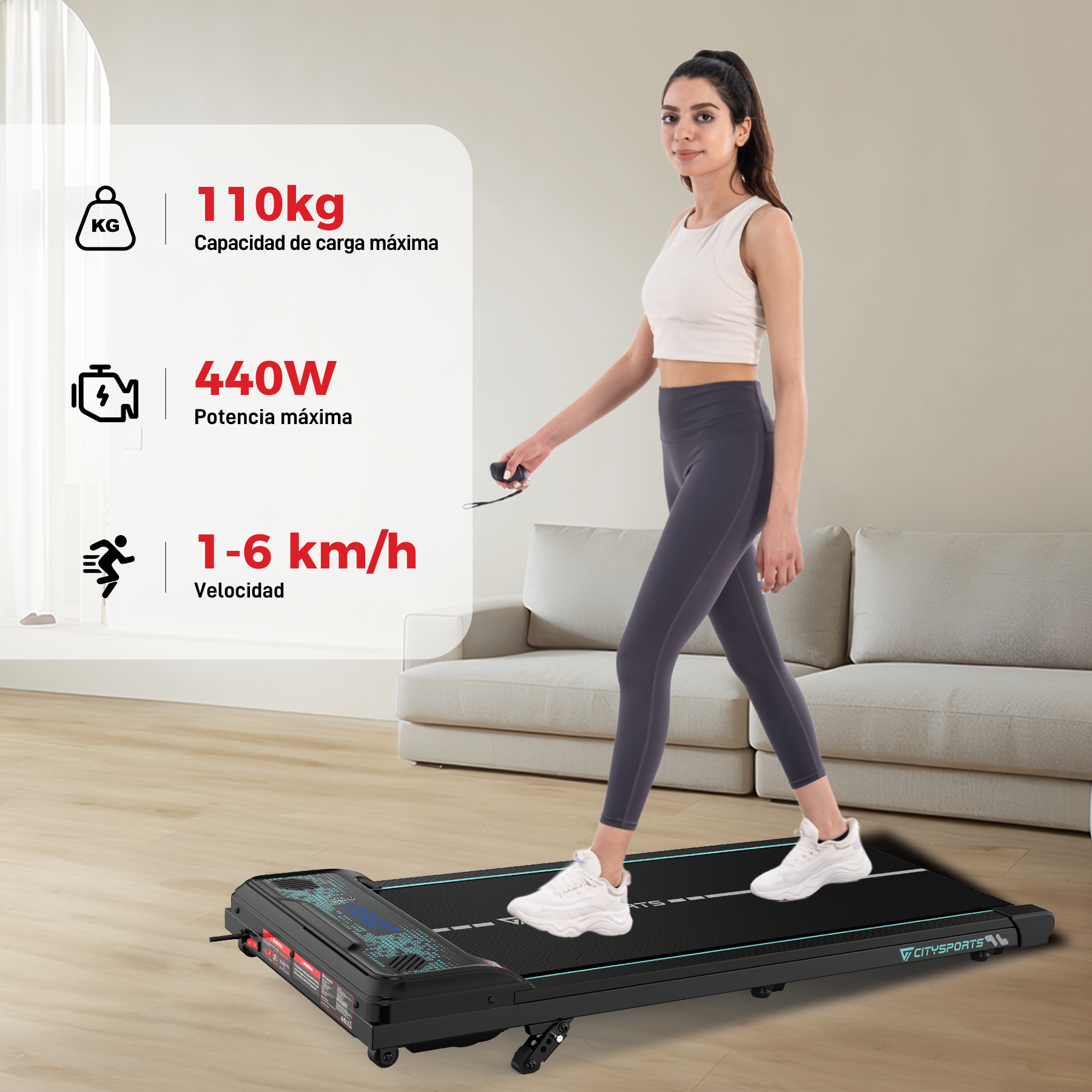Una mujer camina en una cinta de correr. Las estadísticas muestran 110 kg de carga máx., 440 W de potencia máx. y 1-6 km/h de velocidad.