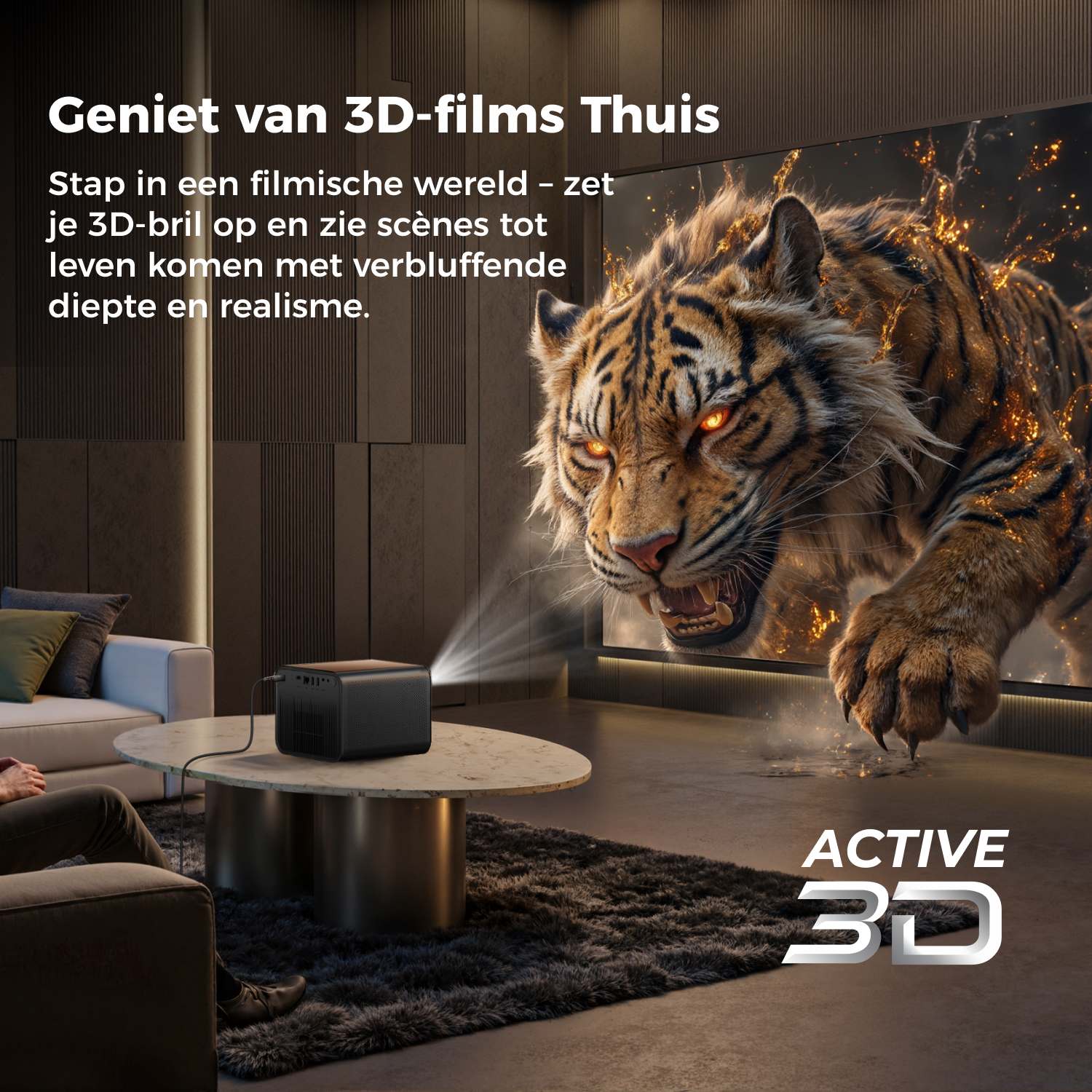 Un tigre jaillit d'un écran dans un salon. Un projecteur et une personne sont au premier plan. Le texte ACTIVE 3D est présent.