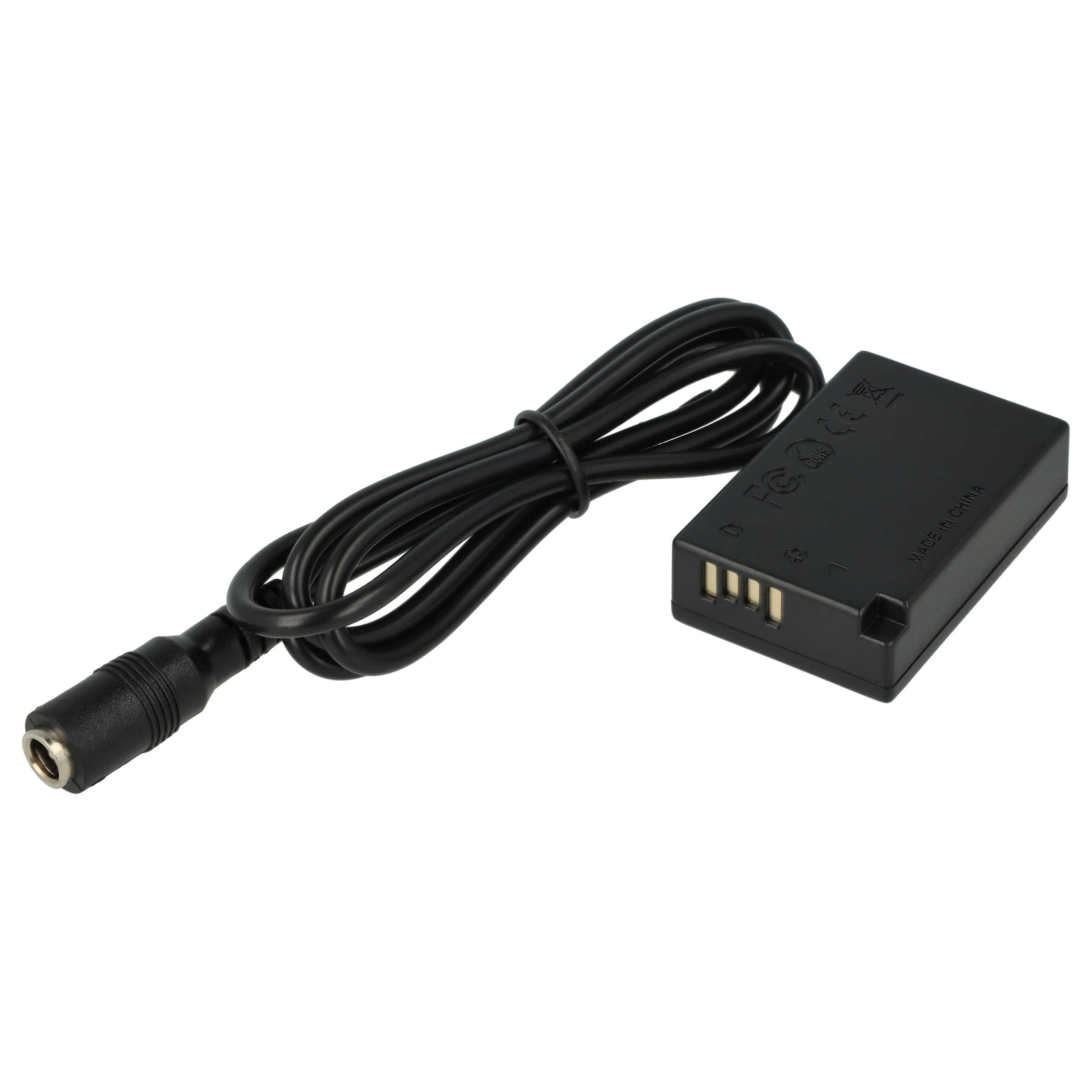Ein schwarzer Kamera-Netzadapter mit schwarzem Kabel auf weißem Hintergrund. Der Adapter hat einen Stecker und ist beschriftet.
