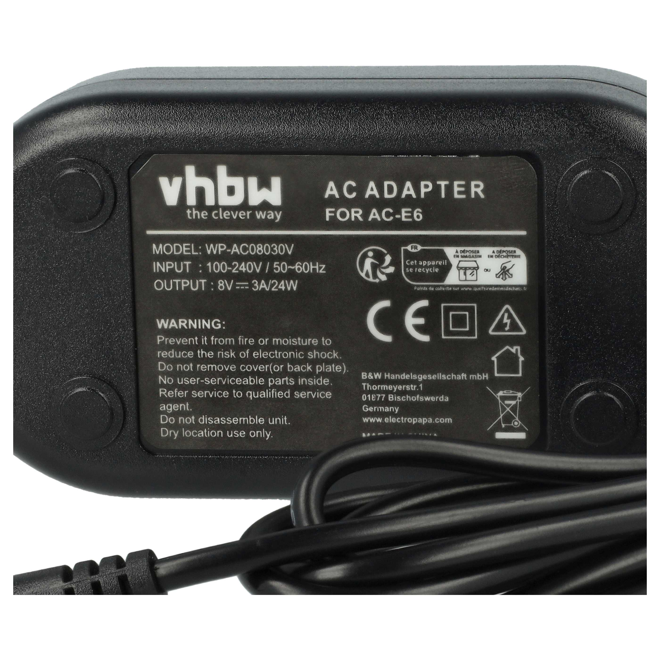 Schwarzer AC-Adapter mit weißem Text, der Modell-, Eingangs- und Ausgangsdetails zeigt. Ein schwarzes Kabel ist angeschlossen.