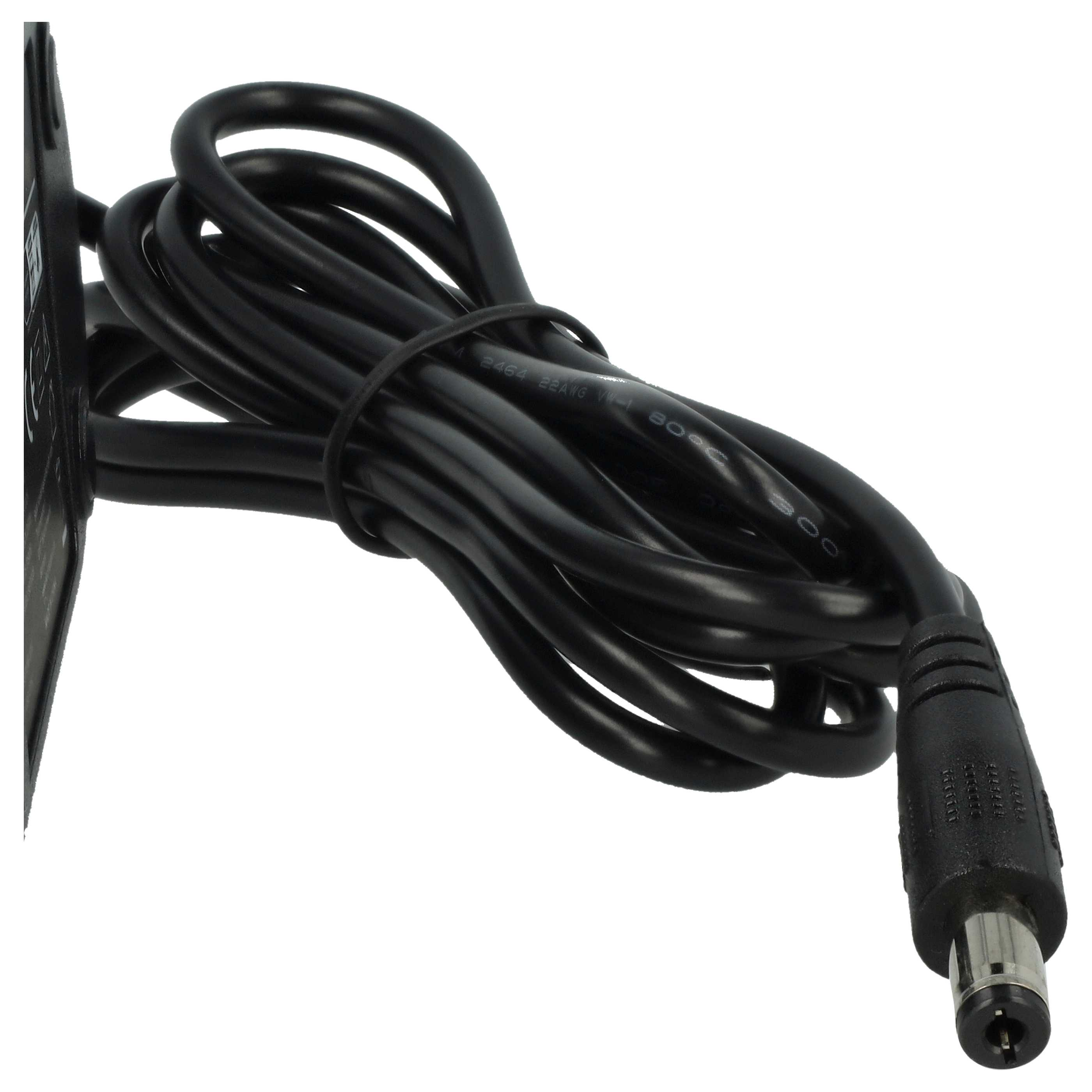 Schwarzes Netzkabel mit Stecker. Das Kabel ist aufgerollt und hat Text darauf. Der Hintergrund ist weiß.