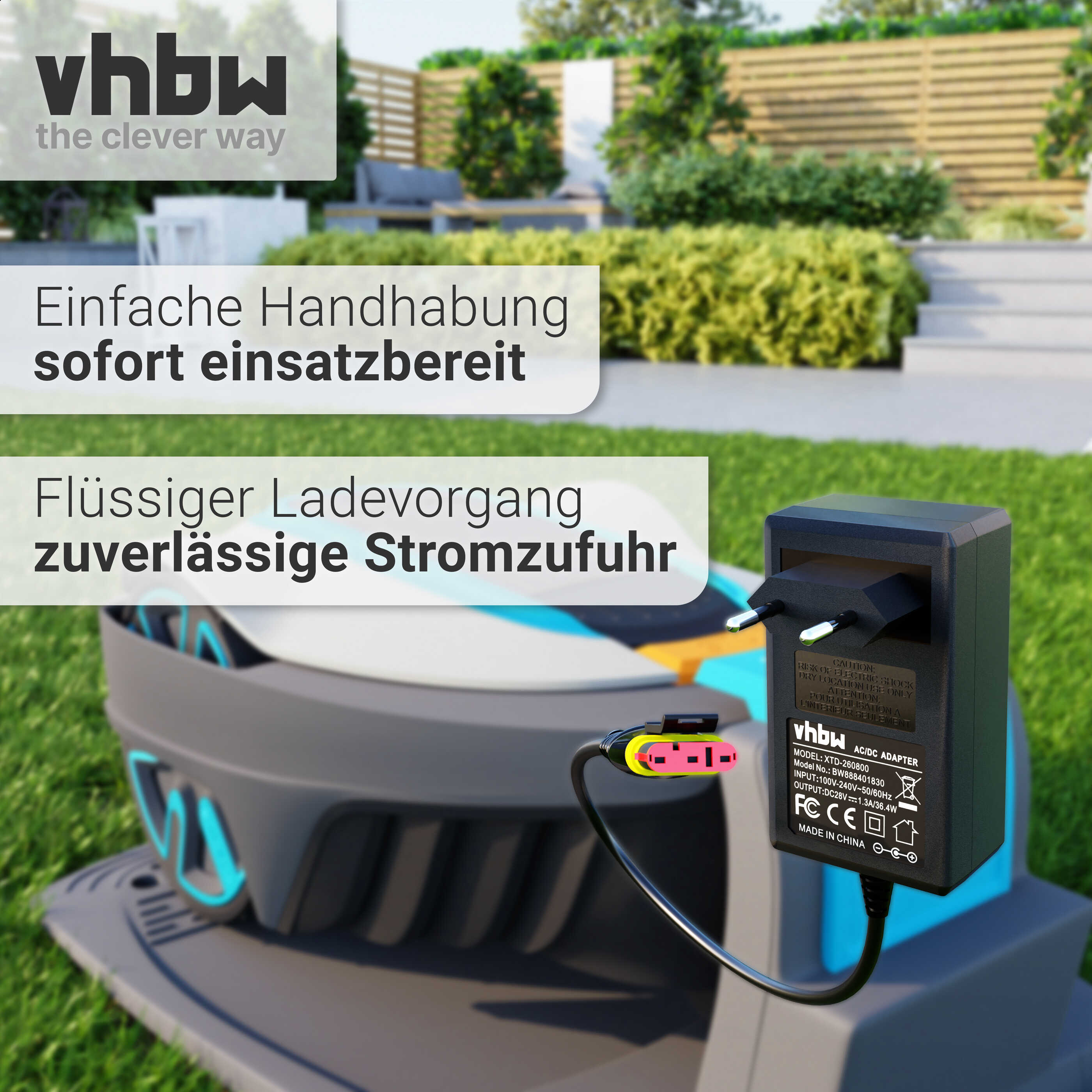 Ein AC/DC-Adapter mit Stecker ist mit einem Roboter-Rasenmäher verbunden. Der Hintergrund zeigt einen Garten mit Bäumen und Gras.