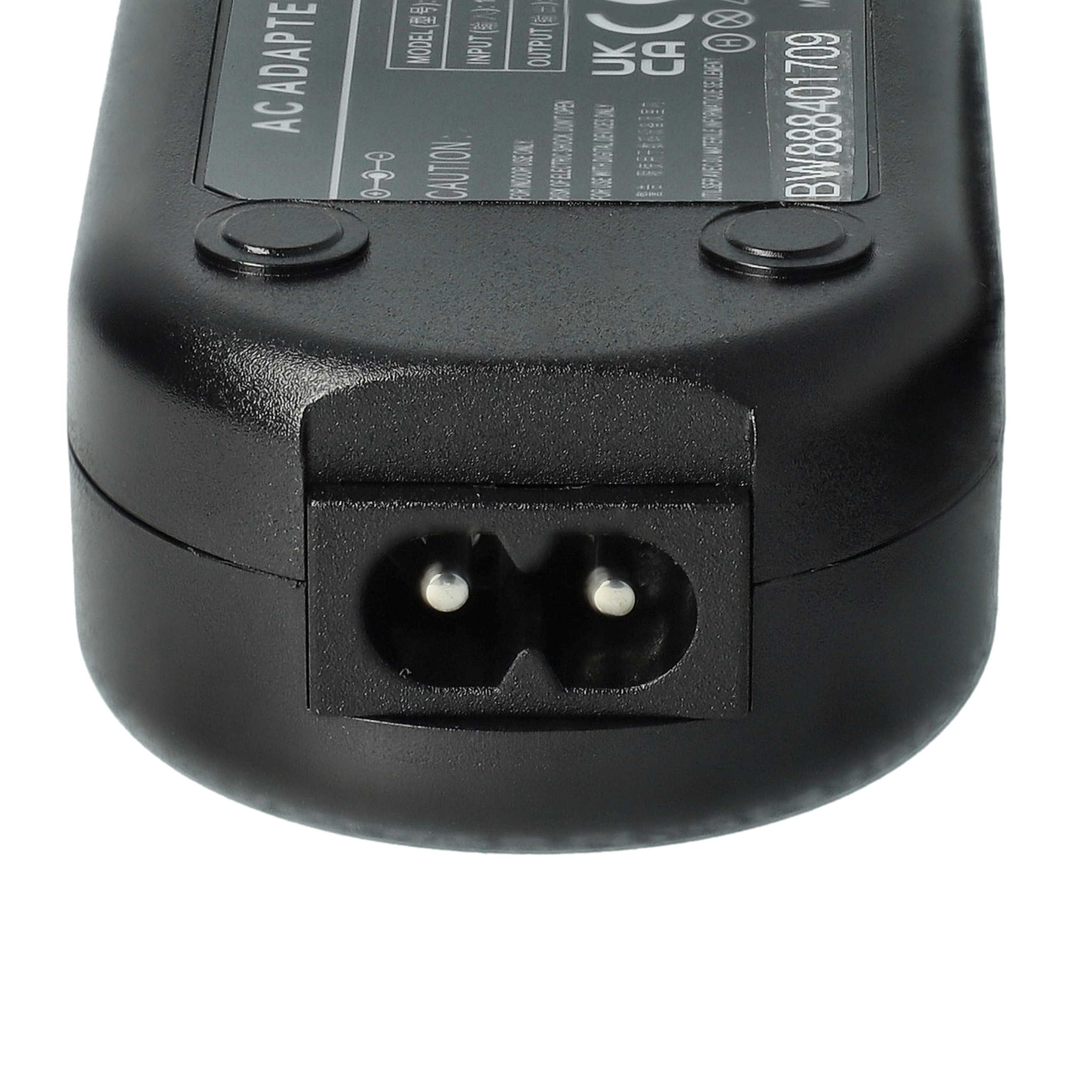 Schwarzes AC-Adapter mit Stromeingang, verschiedenen Etiketten und weißem Hintergrund.