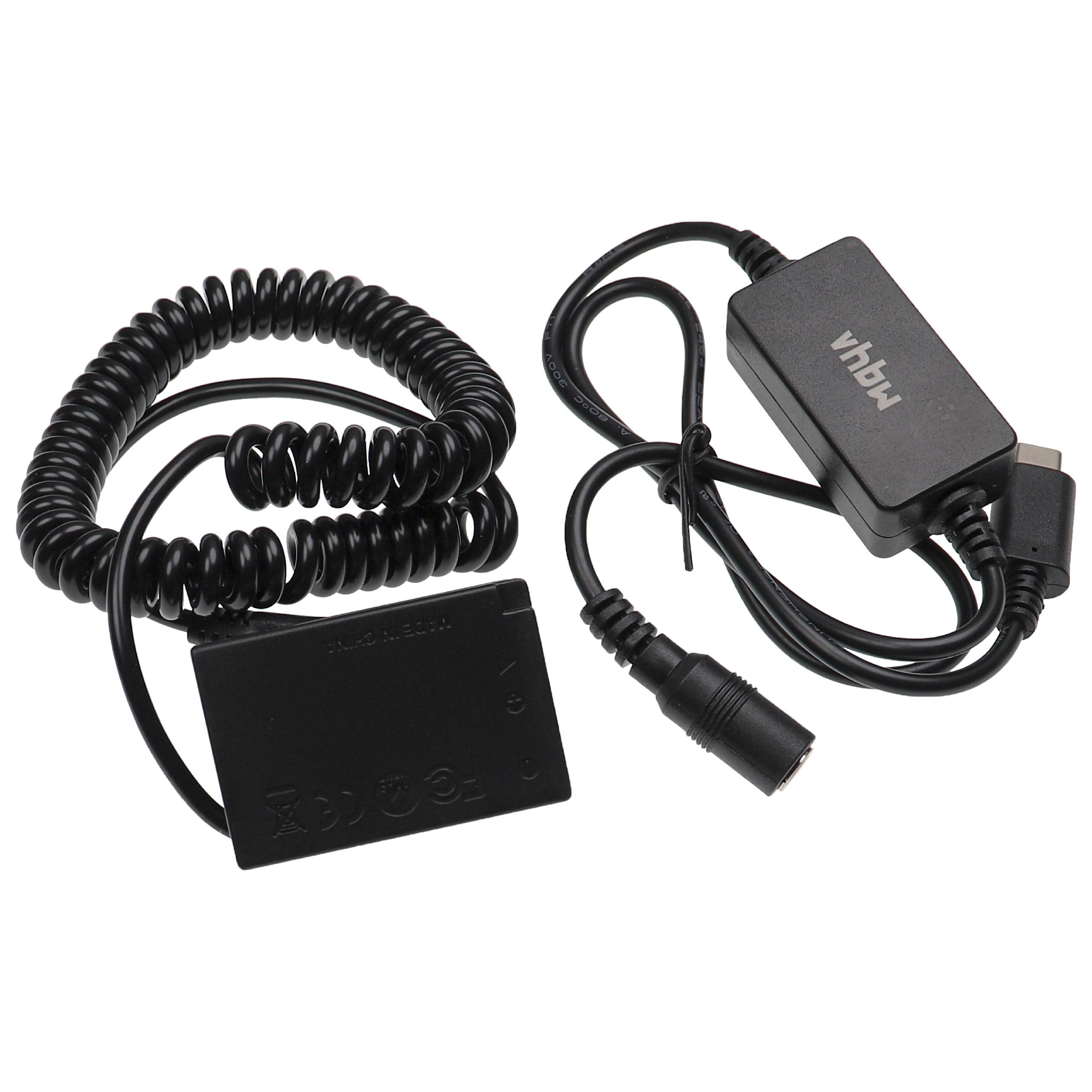 Schwarzer Kamera-Netzadapter mit zwei angeschlossenen Komponenten. Ein Spiralkabel, eine Box mit USB-C und einem DC-Anschluss.