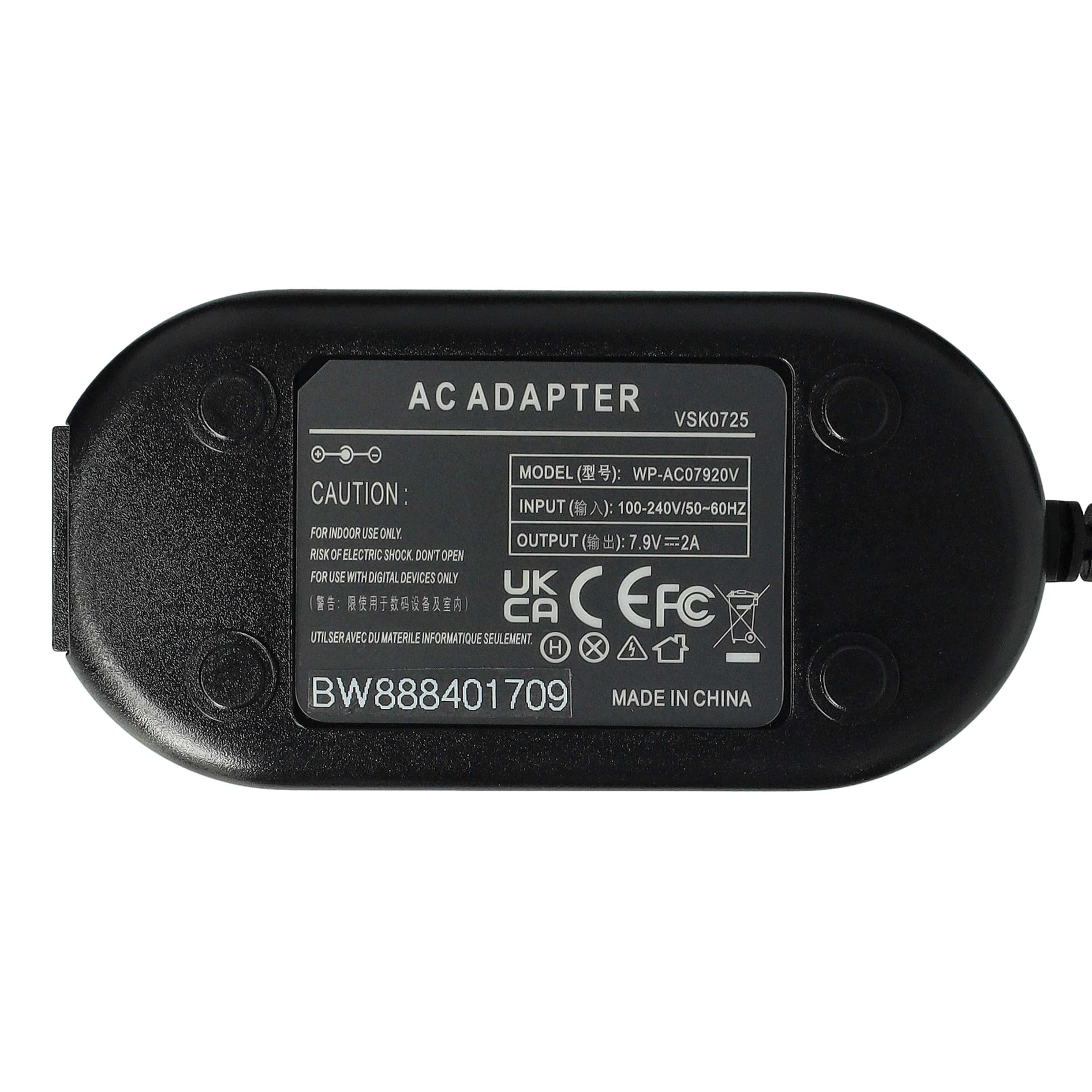 Schwarzes Netzteil mit weißem Text. Der Text enthält 'AC ADAPTER', Modelldetails und Sicherheitsinformationen.