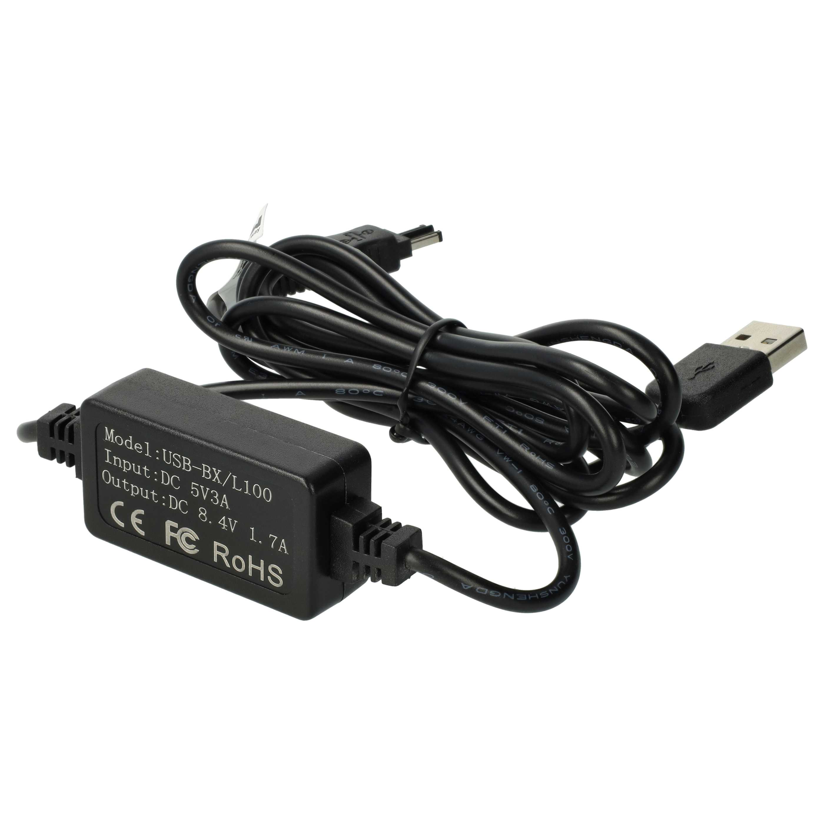 Schwarzes USB-Ladegerät mit schwarzem Kabel. Das Ladegerät hat Text mit Eingangs- und Ausgangsspannung und CE- und FC-Zeichen.