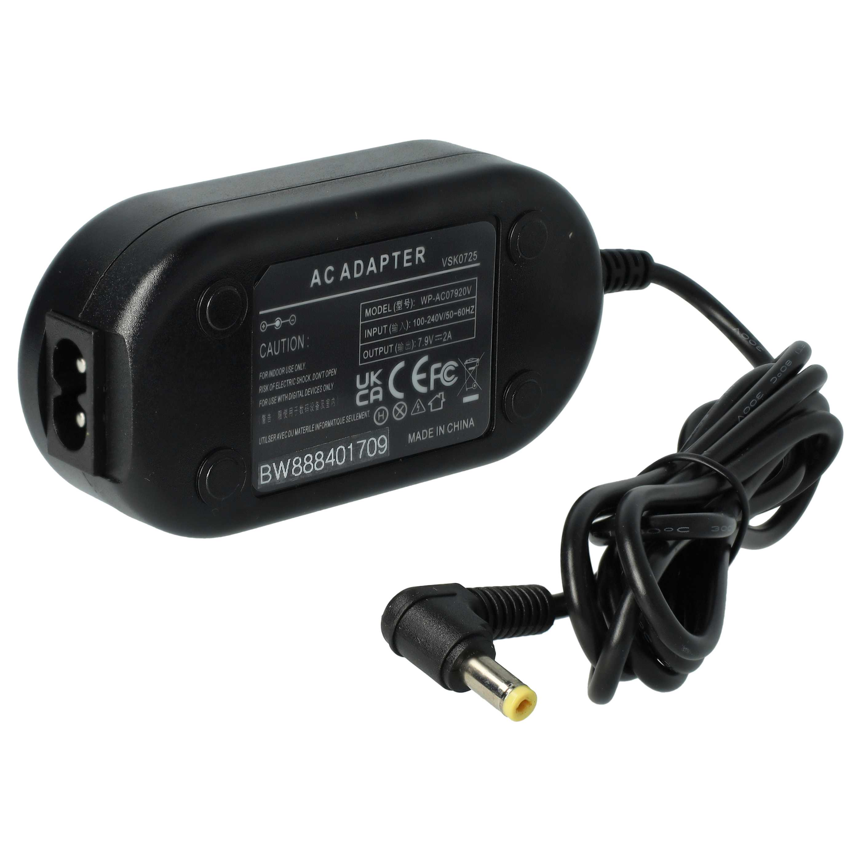 Schwarzer AC-Adapter mit Kabel und Stecker. Text auf dem Adapter enthält Modell, Eingang, Ausgang und Sicherheitshinweise.