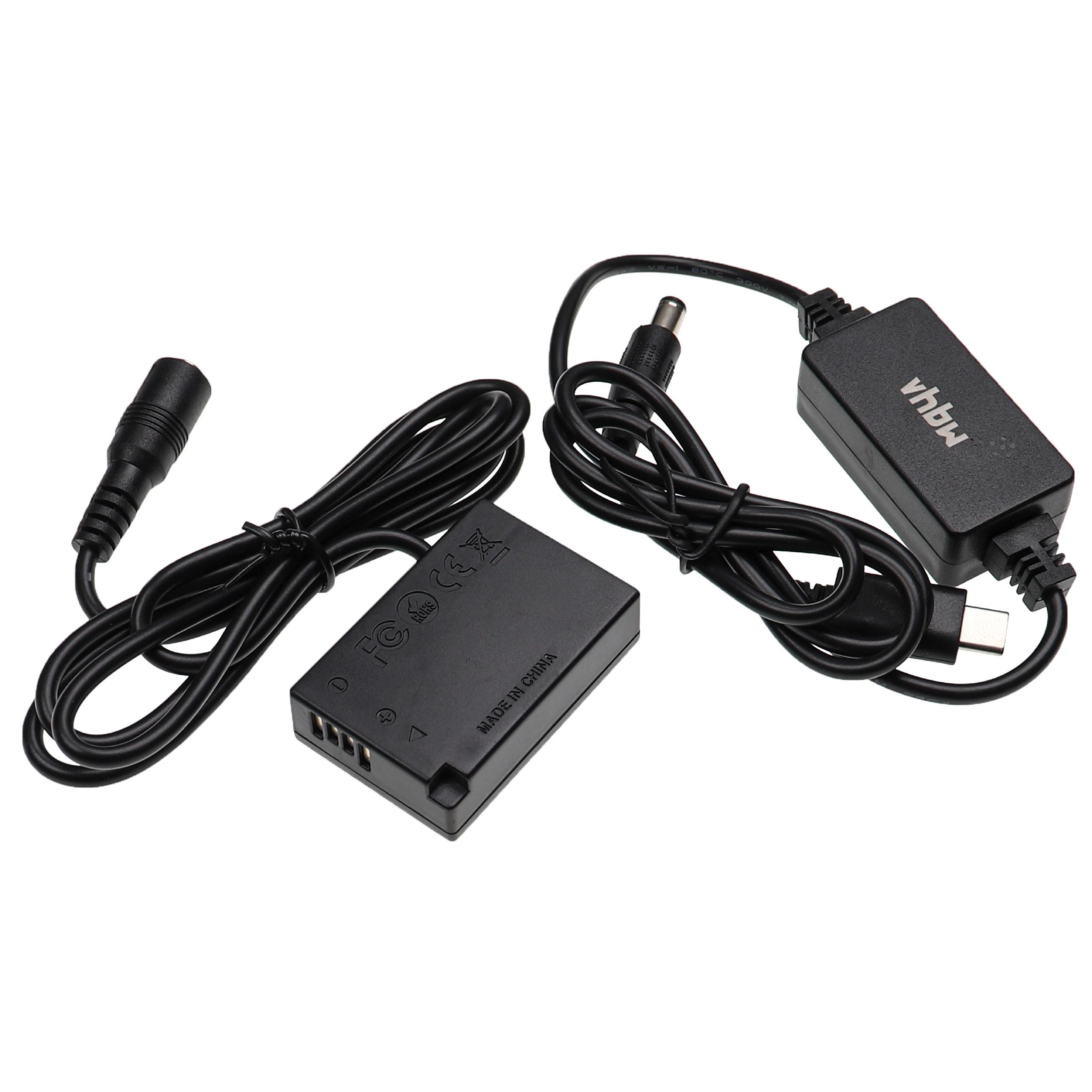 Zwei schwarze Kamera-Akkuladegeräte mit Kabeln. Eines hat einen Stromeingang, das andere einen USB-C-Eingang. Beide haben einen schwarzen Akku.