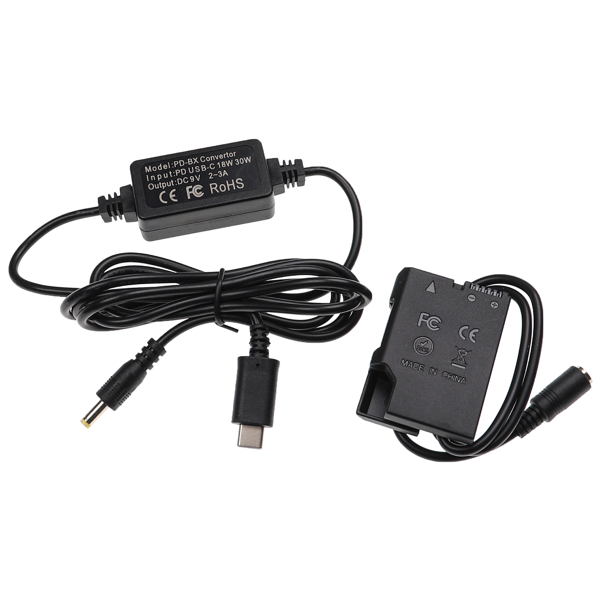 Schwarzer Konverter mit Kabeln und Anschlüssen. Ein Ende hat USB-C, das andere einen Kamera-Batterieadapter.