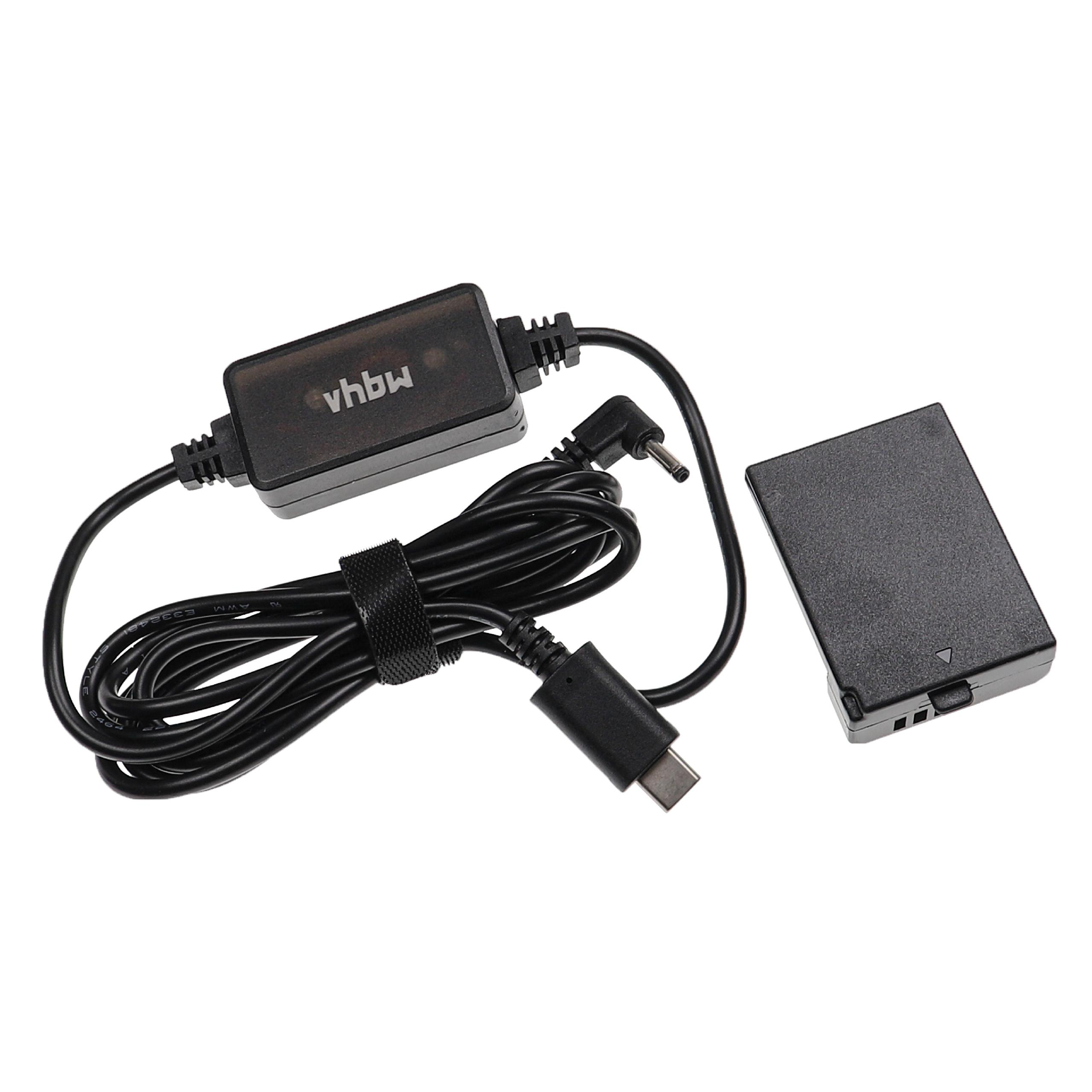 Ein schwarzes Ladegerät mit Kabel, ein schwarzer Akku und ein schwarzer Netzadapter liegen auf weißem Untergrund.