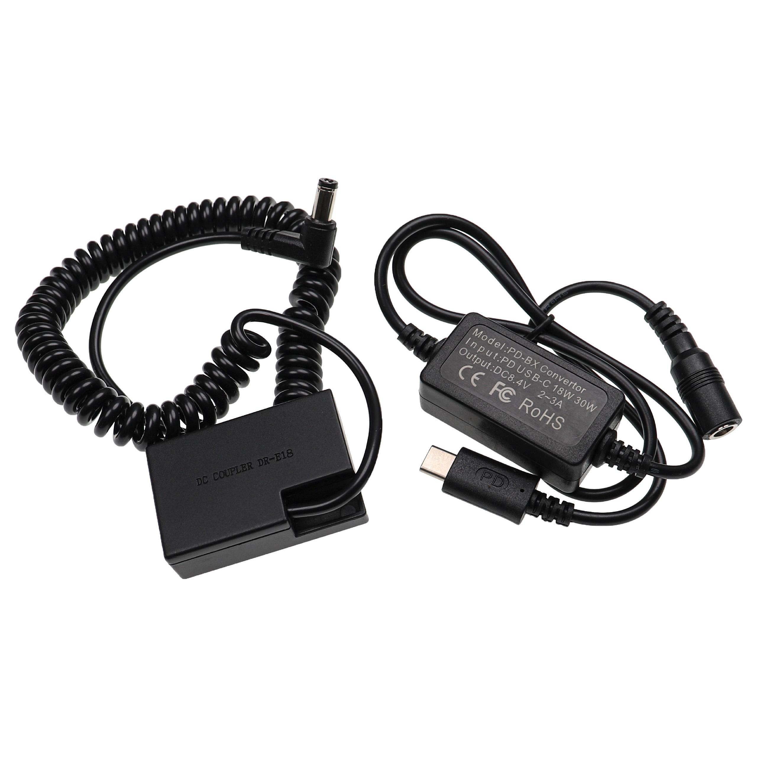 Zwei schwarze Kamera-Netzteile. Eines hat ein Spiralkabel und einen Gleichstromkoppler. Das andere hat einen USB-C-Anschluss.