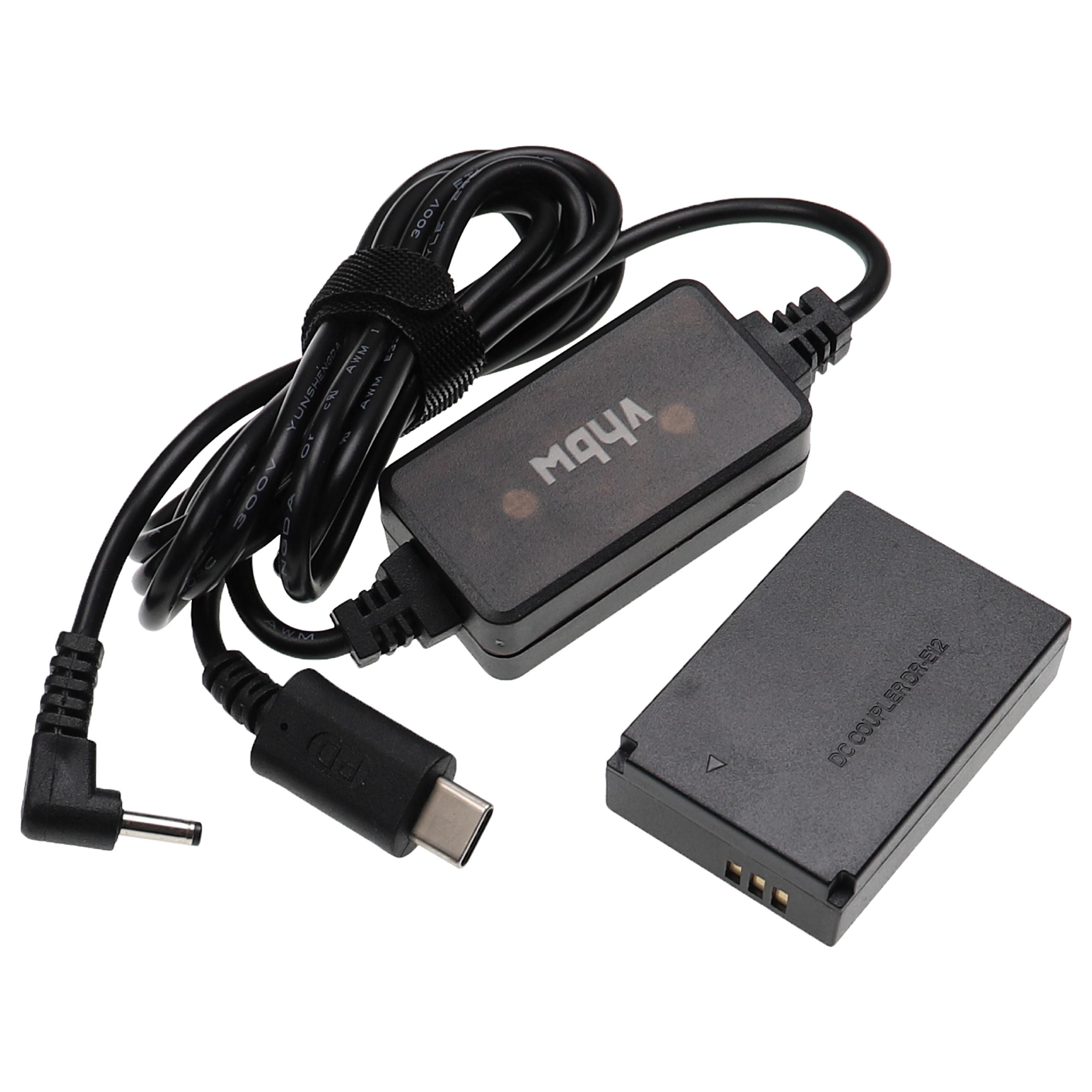 Ein schwarzer Kamera-Netzadapter mit Akku und Ladekabel auf weißem Hintergrund.