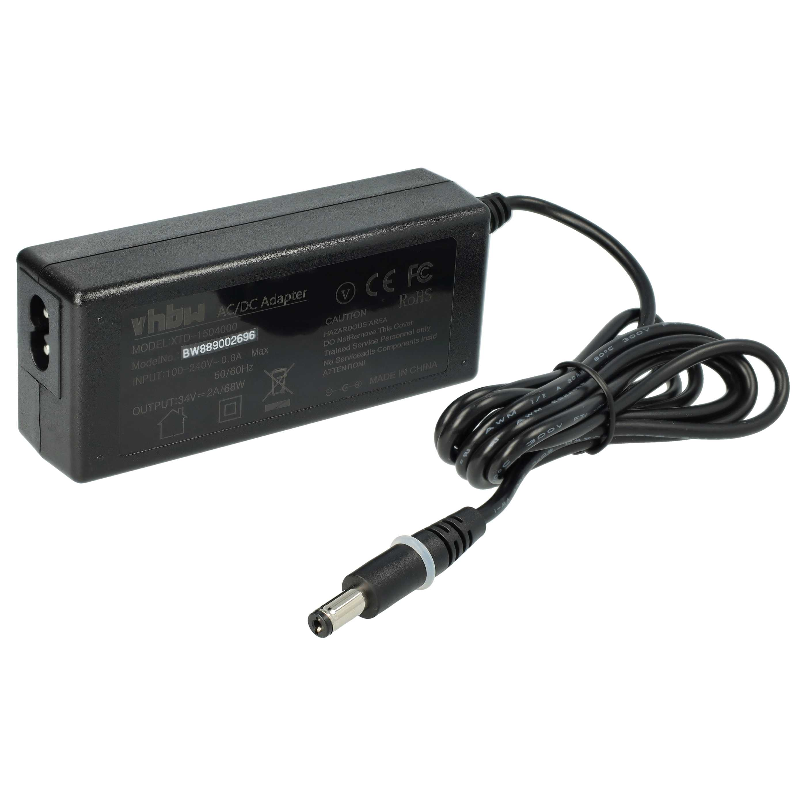 Ein schwarzes AC/DC-Netzteil mit einem schwarzen Kabel und einem Stecker. Der Adapter hat Text und Logos.