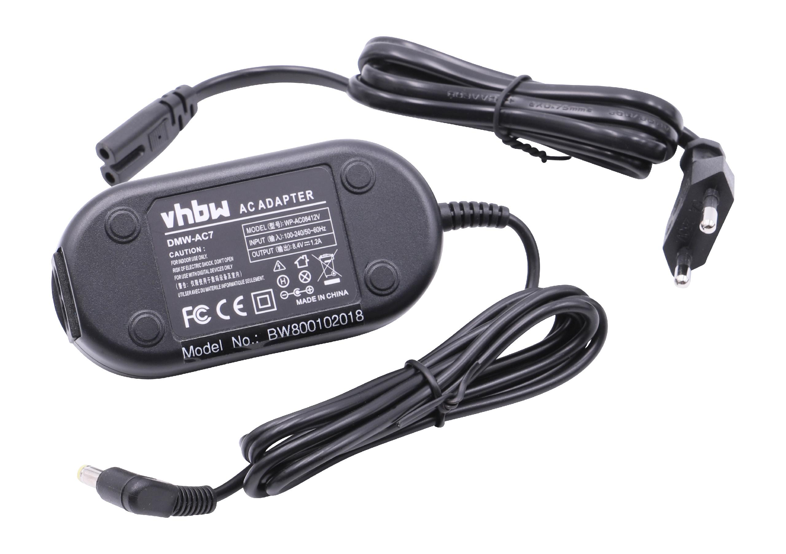 Schwarzes Netzteil mit Kabel. Es hat Text und einen Stecker. Der Adapter befindet sich auf weißem Hintergrund.