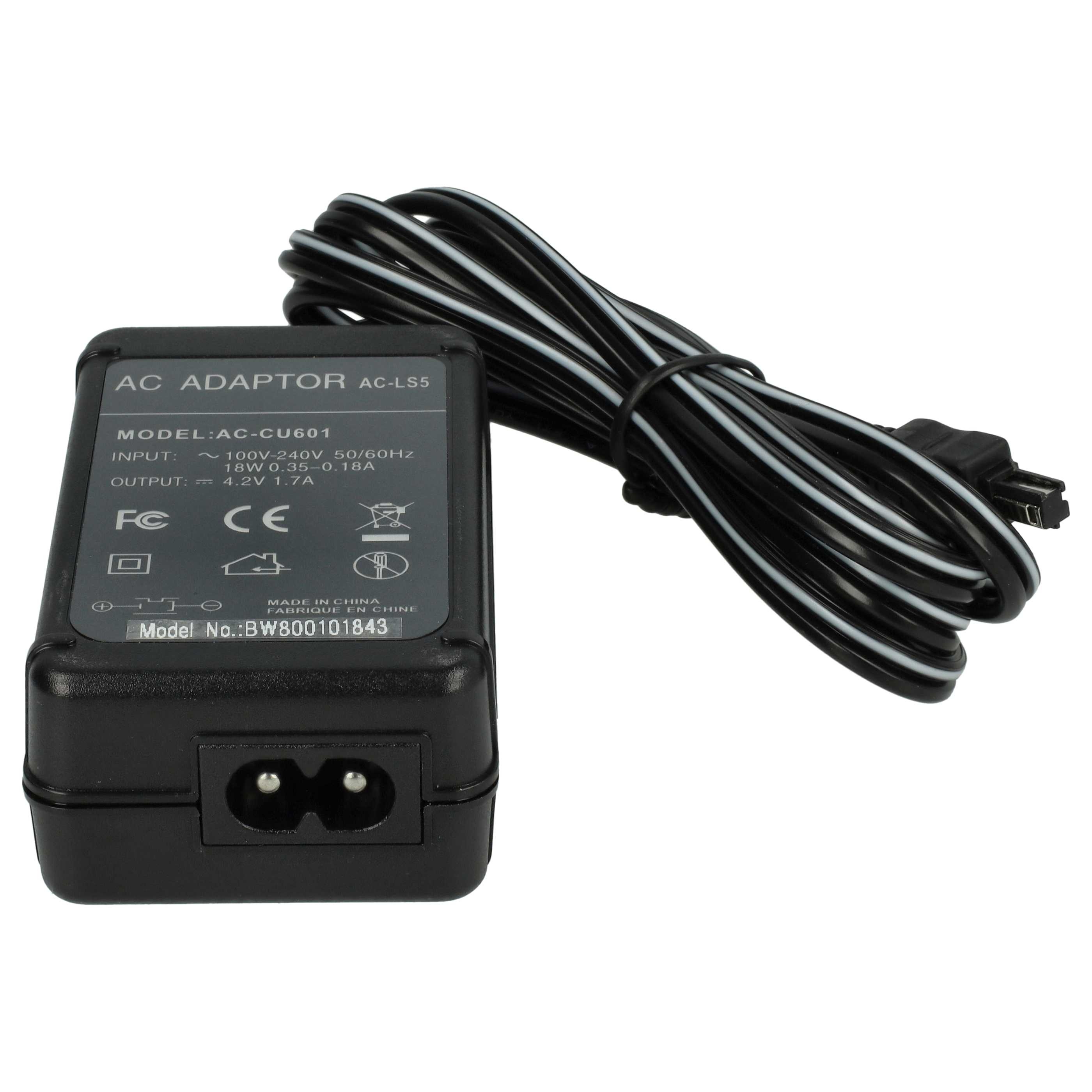 AC-Adapter mit schwarz-weißem Kabel. Der Adapter ist schwarz, mit Text, der Modell und Spezifikationen angibt.