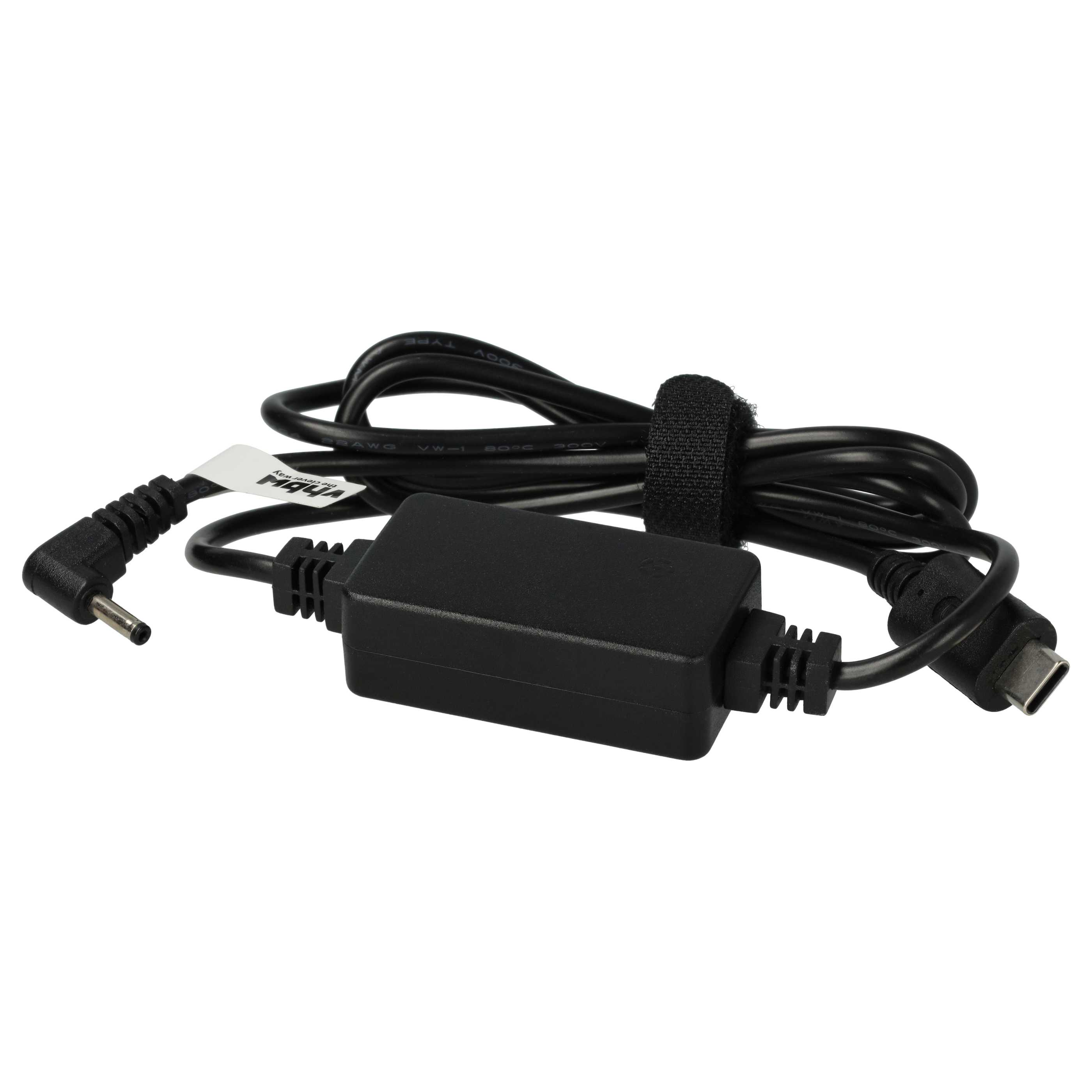 Schwarzes Netzteil mit verschiedenen Anschlüssen und Kabel. Ein Etikett ist sichtbar. Isoliert auf weißem Grund.