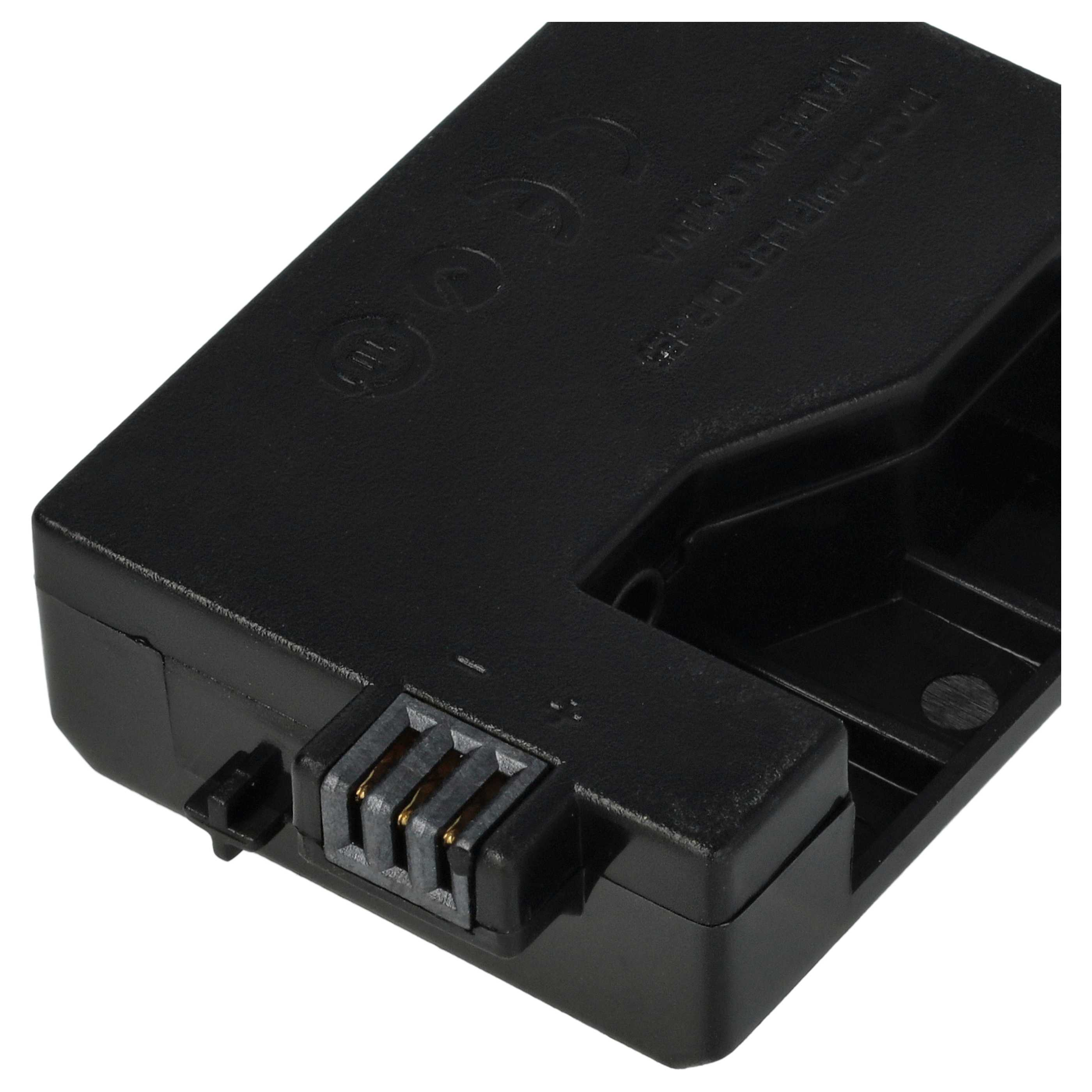 Ein schwarzes, rechteckiges DC-Ladegerät. Es hat einen Stecker mit Goldstiften. Das Ladegerät hat Text und ein rundes Logo.