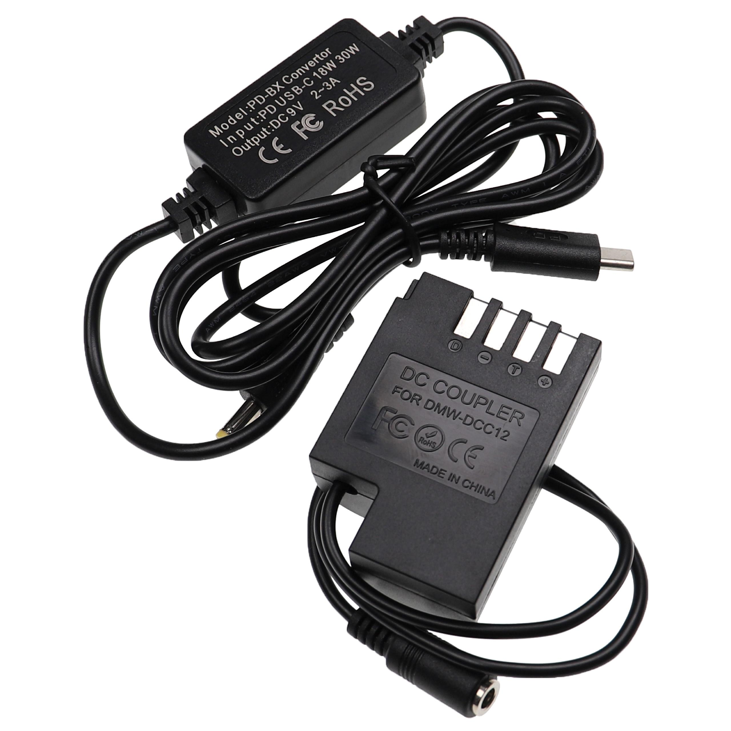 Ein Adapter-Kit mit zwei schwarzen Komponenten und einem schwarzen Kabel. Eine Komponente hat Text und die andere Stifte.