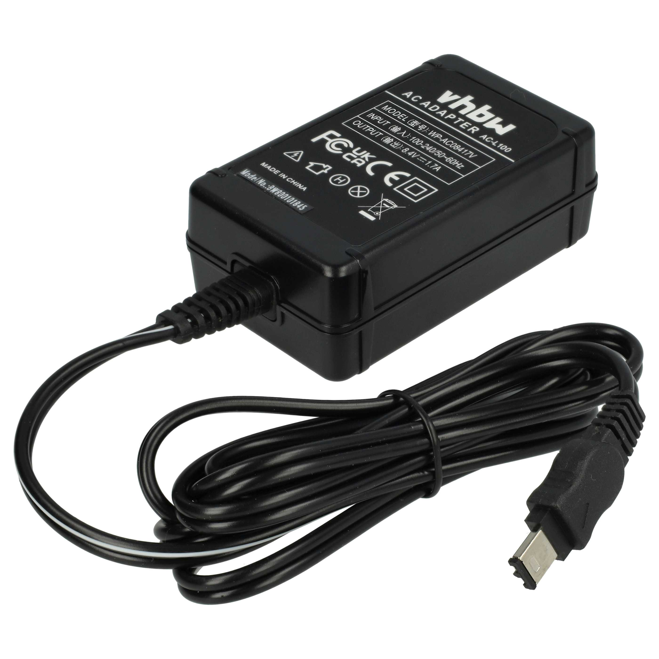 Schwarzes Netzteil mit schwarzem Kabel und Stecker. Der Adapter hat weißen Text. Der Hintergrund ist weiß.