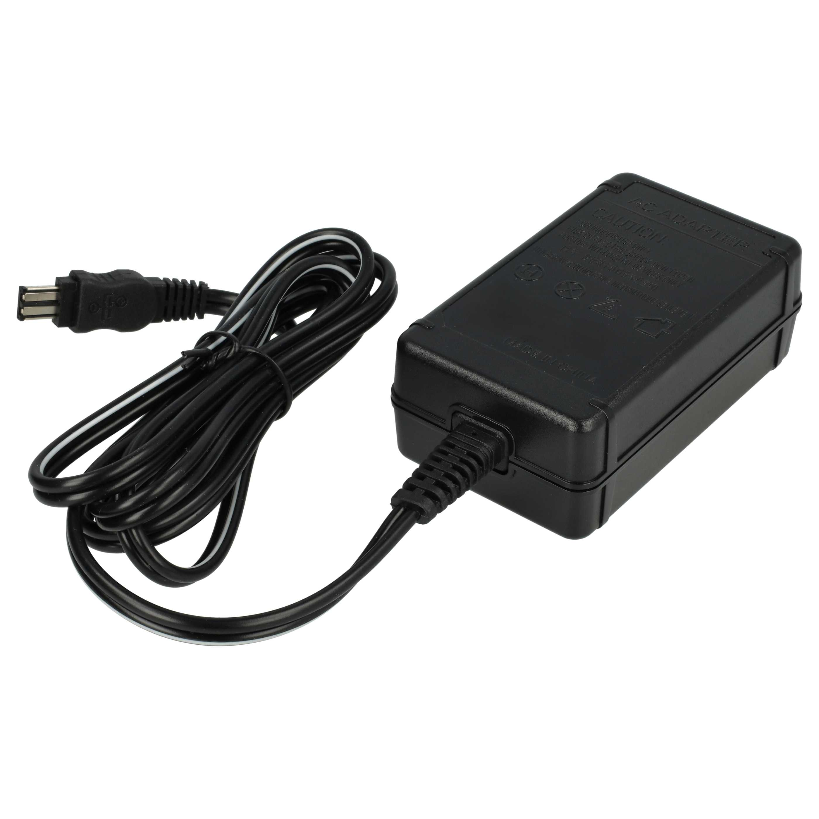 Schwarzer AC-Adapter mit Kabel. Er hat einen Stecker an einem Ende und eine rechteckige Box am anderen, die auf einer weißen Oberfläche liegt.