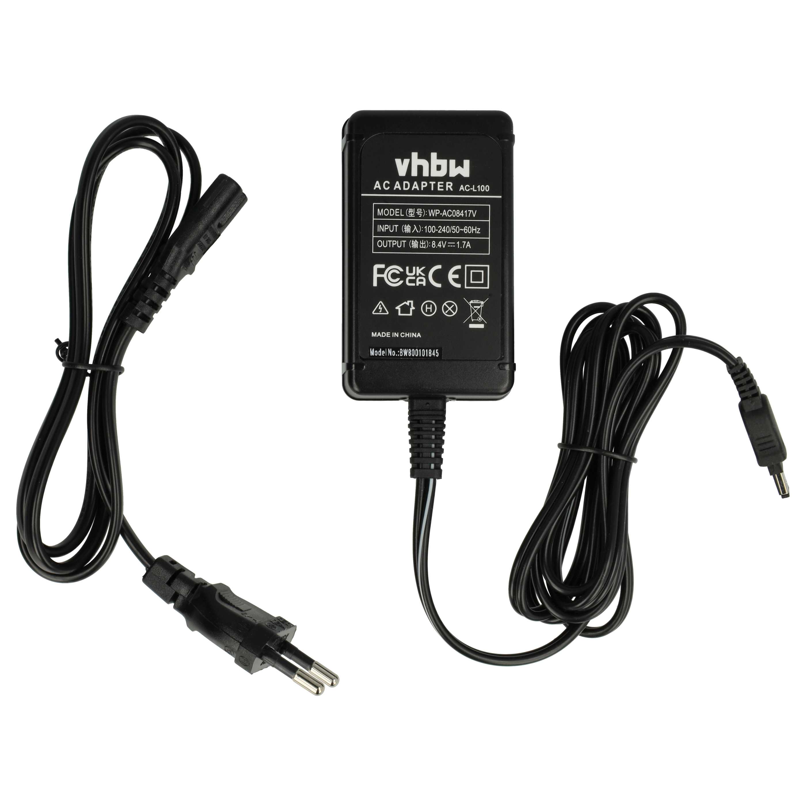 Ein schwarzes AC-Netzteil mit zwei Netzkabeln und einem Stecker. Es hat Text, einschließlich Modell- und Eingangs-/Ausgangsinfo.