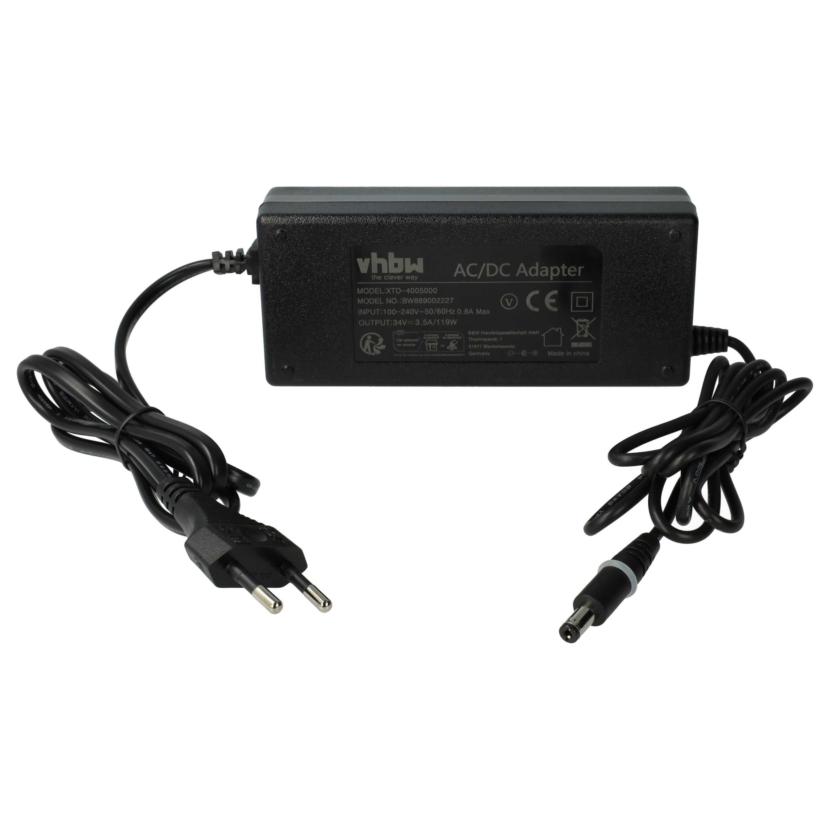 Schwarzes AC/DC-Adapter mit angeschlossenen Kabeln und Steckern. Der Adapter hat Text und Logos.
