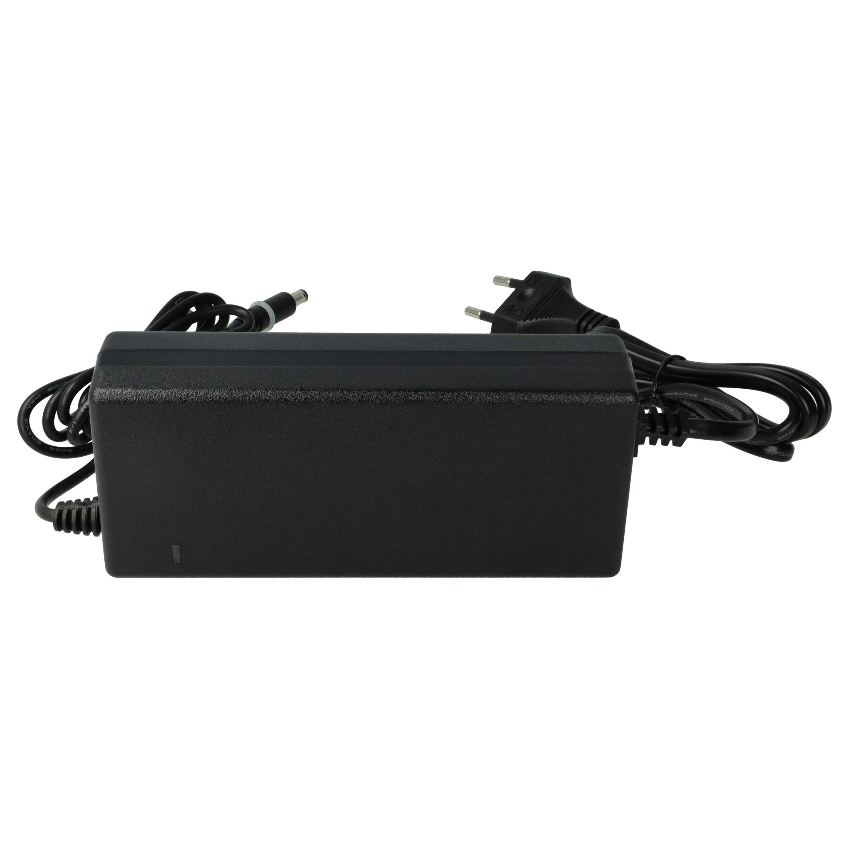 Ein schwarzes Netzteil mit Stecker und DC-Anschluss. Kabel sind angeschlossen. Es ist auf weißem Hintergrund.