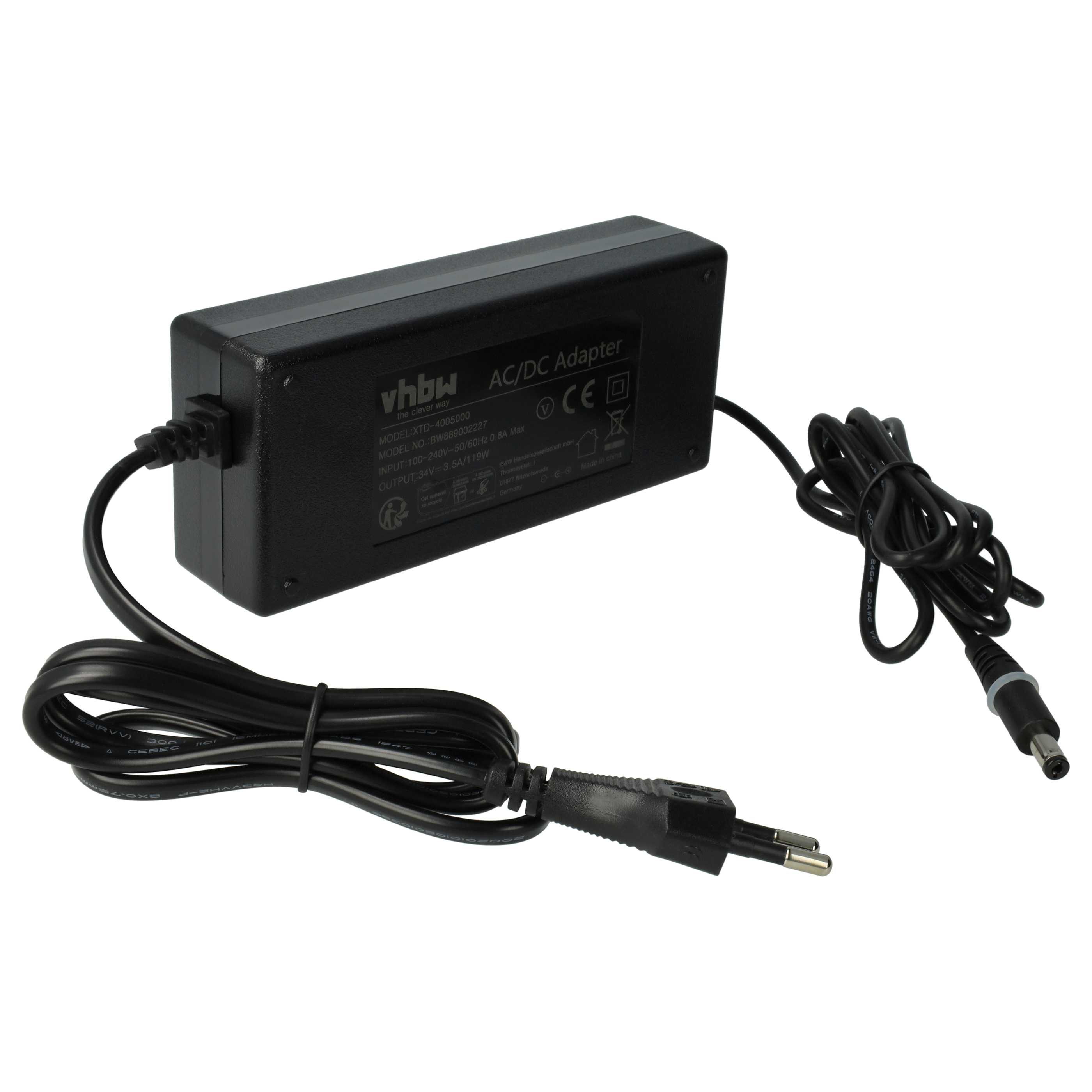 Schwarzer AC/DC-Adapter mit angeschlossenen Kabeln und einem Zweipolstecker, auf weißem Hintergrund.