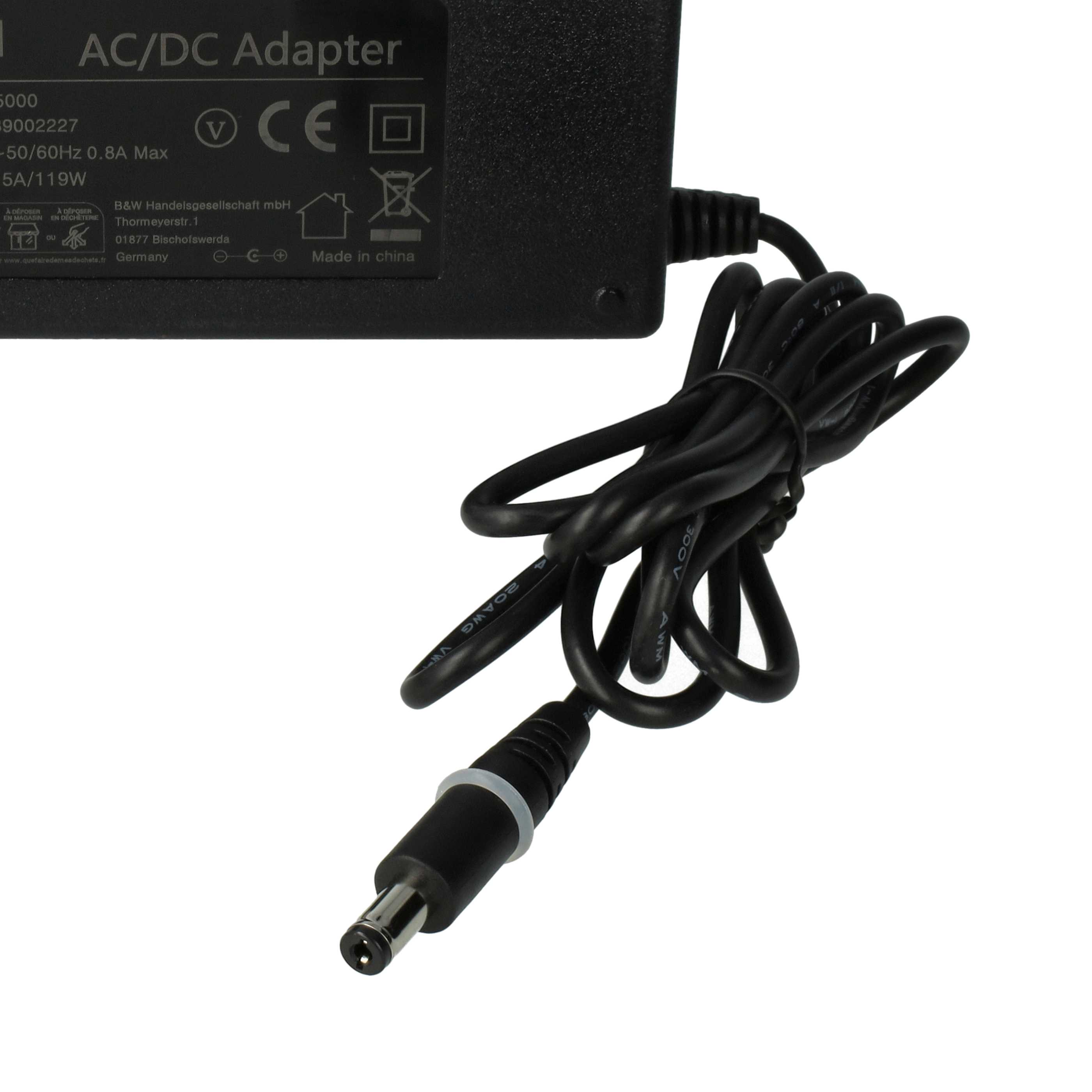 Schwarzes AC/DC-Netzteil mit schwarzem Stromkabel und schwarzem Stecker. Weißer Hintergrund.