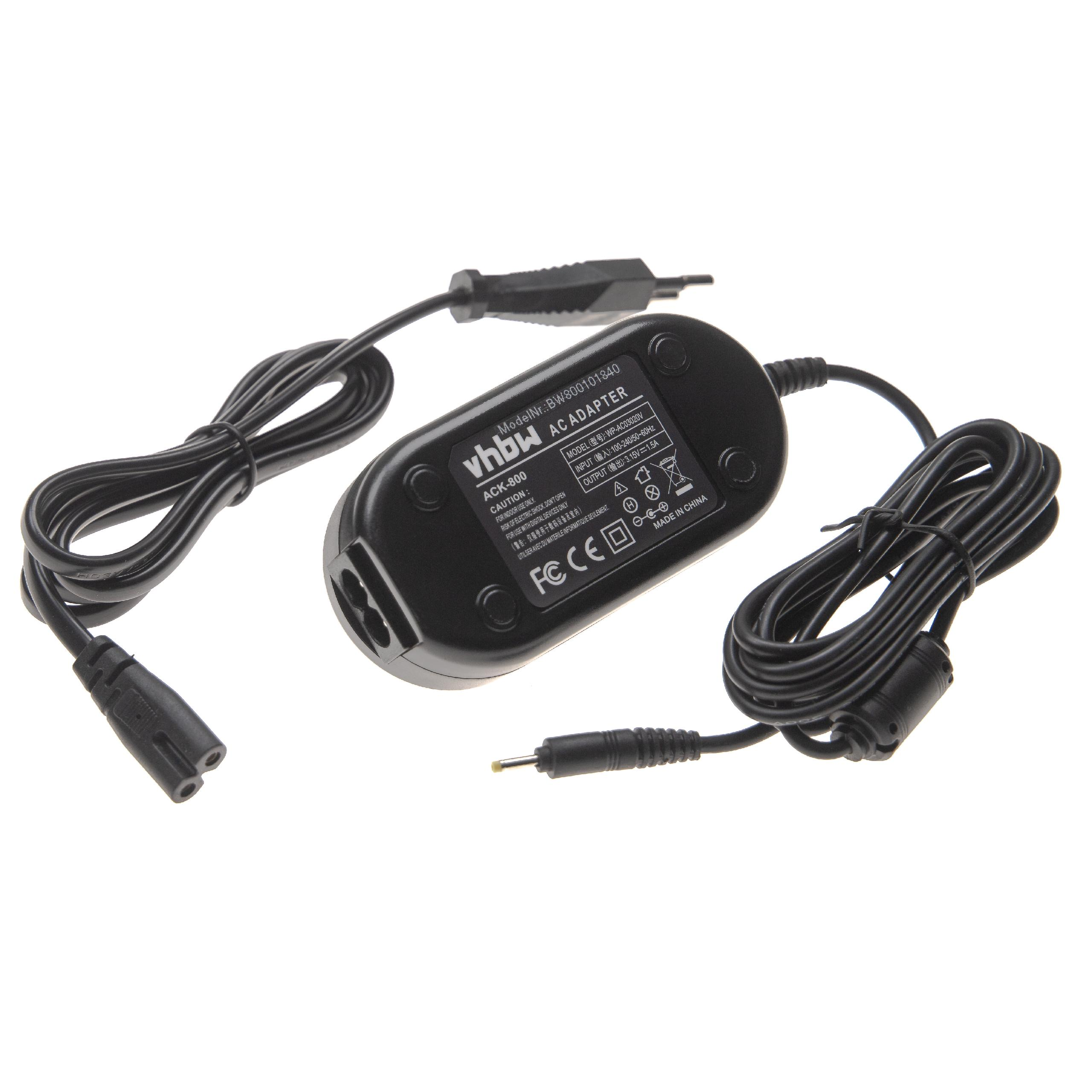 Schwarzes AC-Adapter mit angeschlossenen Kabeln. Das Adapter hat Text, und die Kabel enden in Steckern.