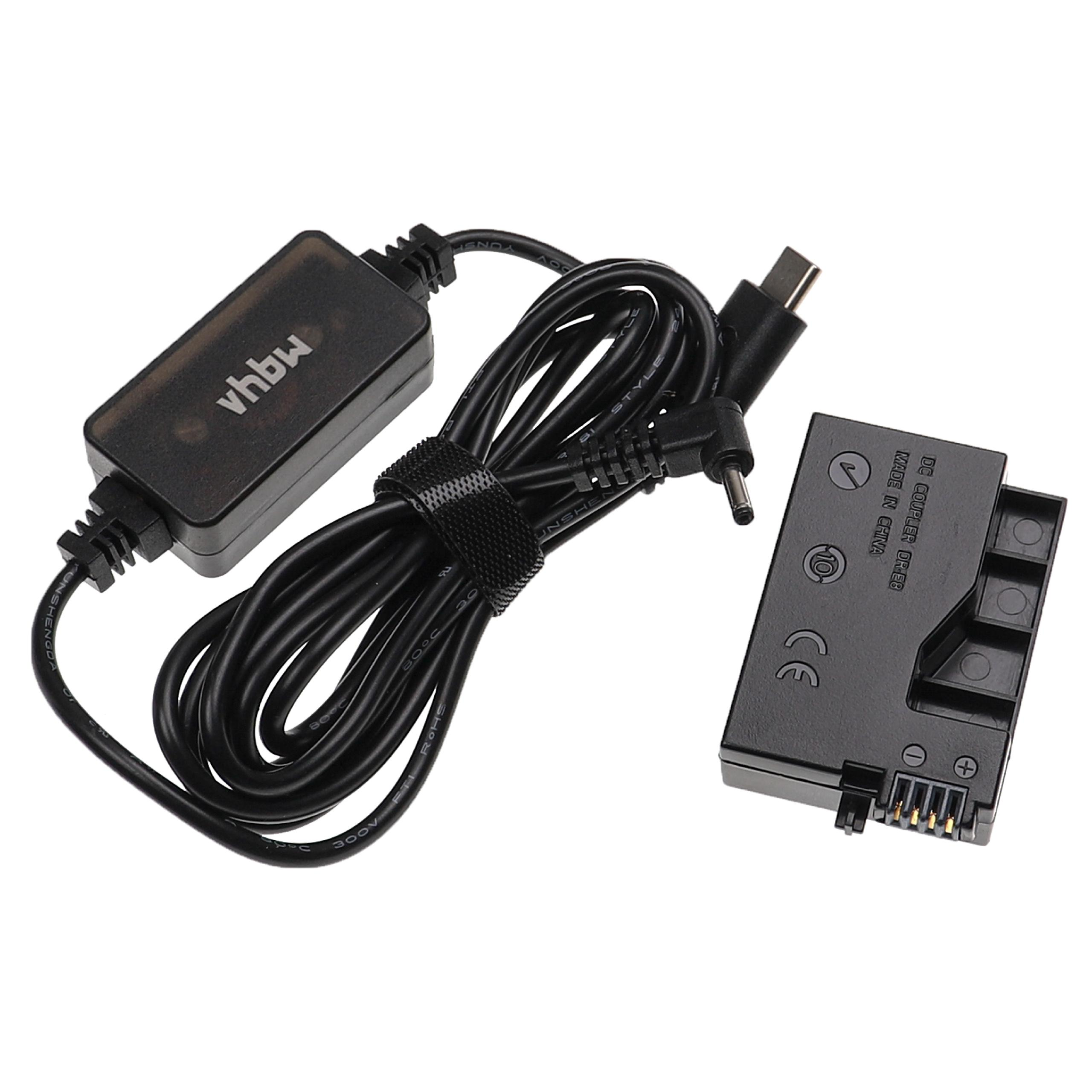 Ein schwarzer Kamera-Akkuadapter mit Netzteil und USB-Kabel. Der Adapter befindet sich auf weißem Untergrund.