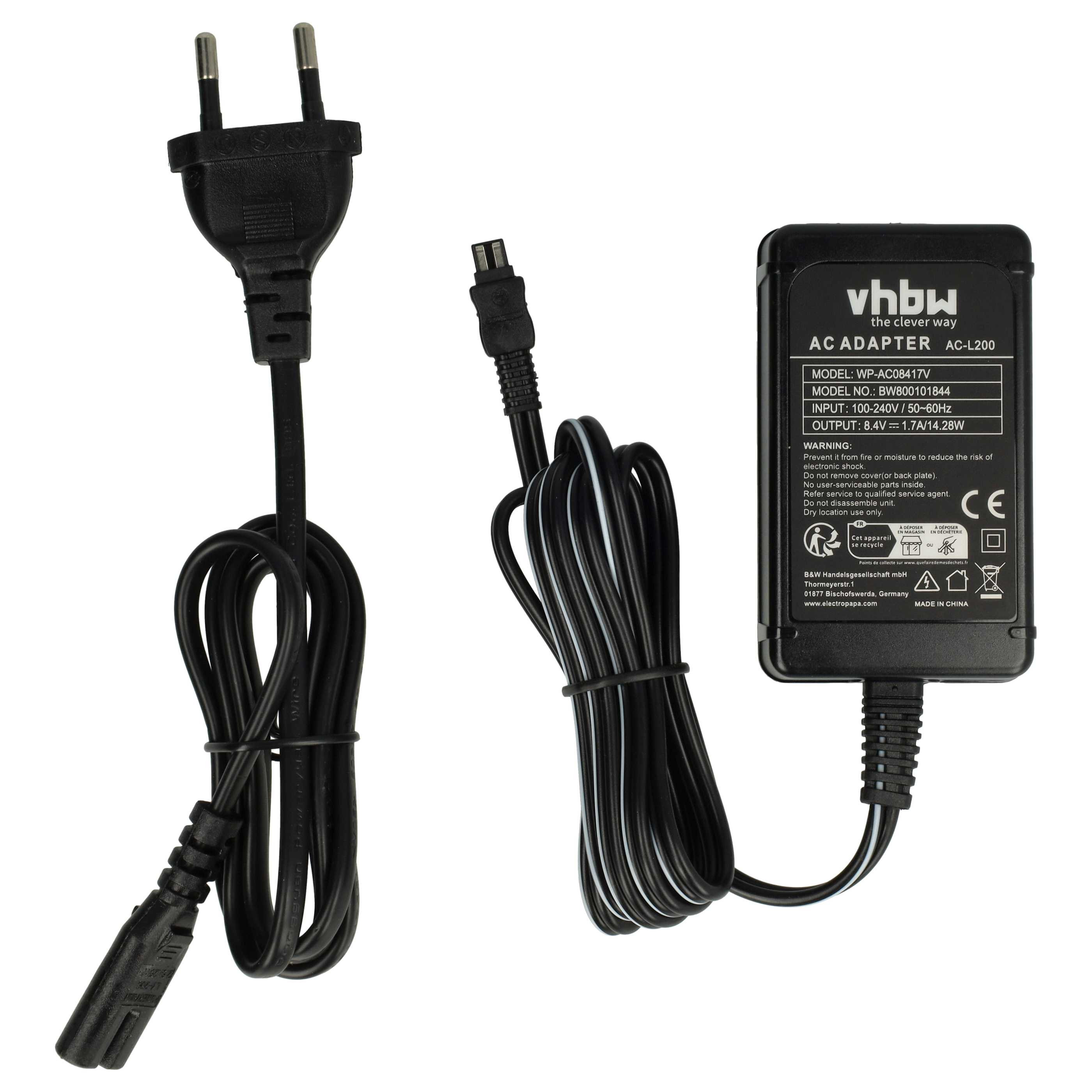 Schwarzes Netzteil mit Kabel und Stecker. Auf dem Adapter befinden sich Texte und Logos. Der Hintergrund ist weiß.