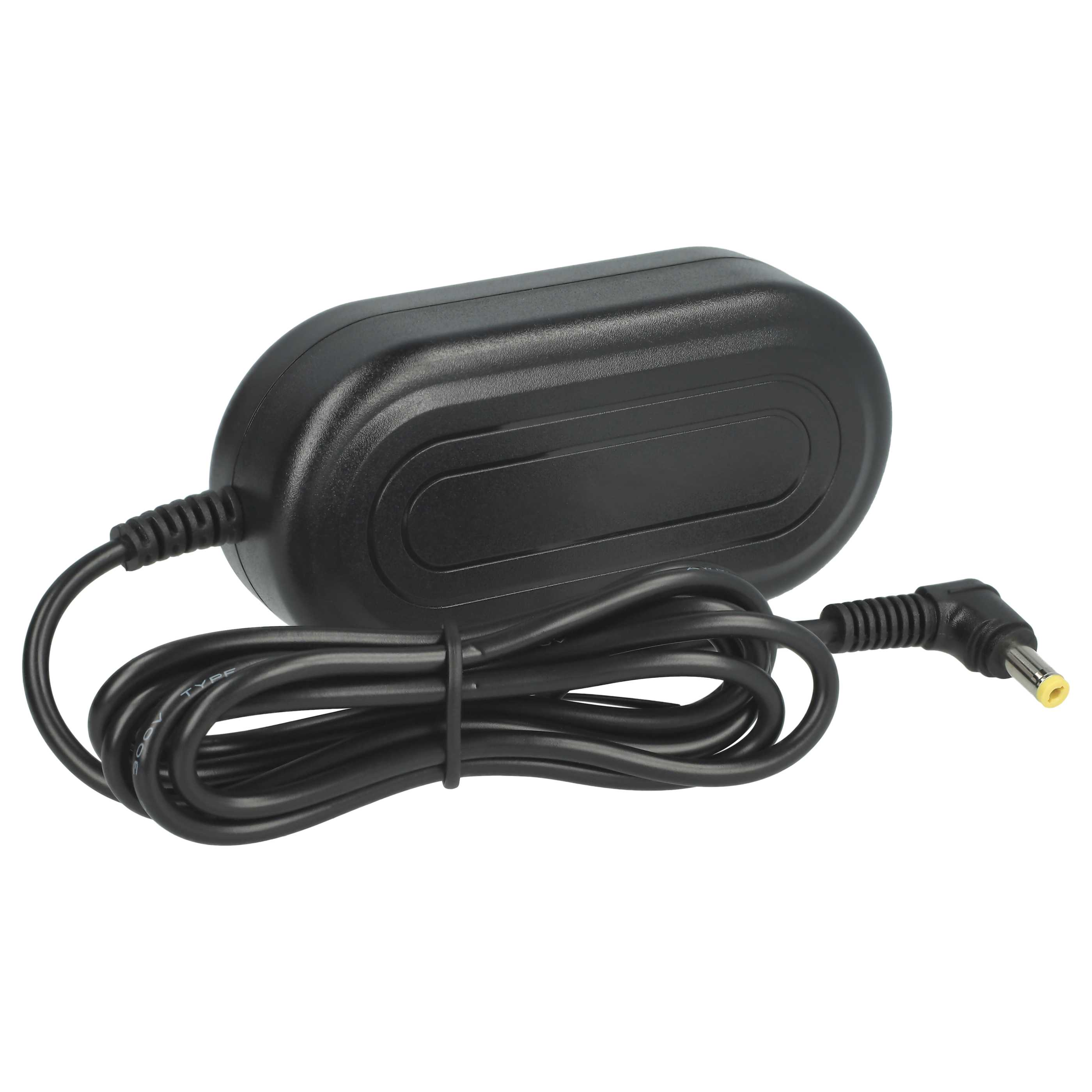 Schwarzes Laptop-Netzteil mit angeschlossenem Kabel und Stecker. Der Hintergrund ist weiß.