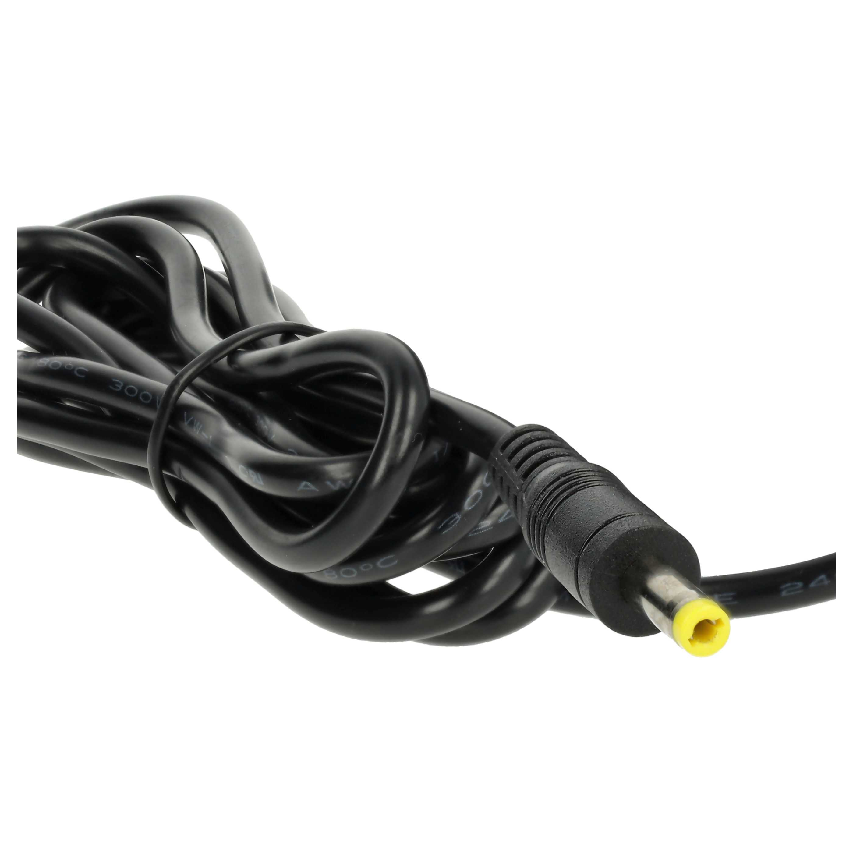 Schwarzes Netzkabel mit gelbem Stecker. Das Kabel ist aufgerollt. Weißer Hintergrund.