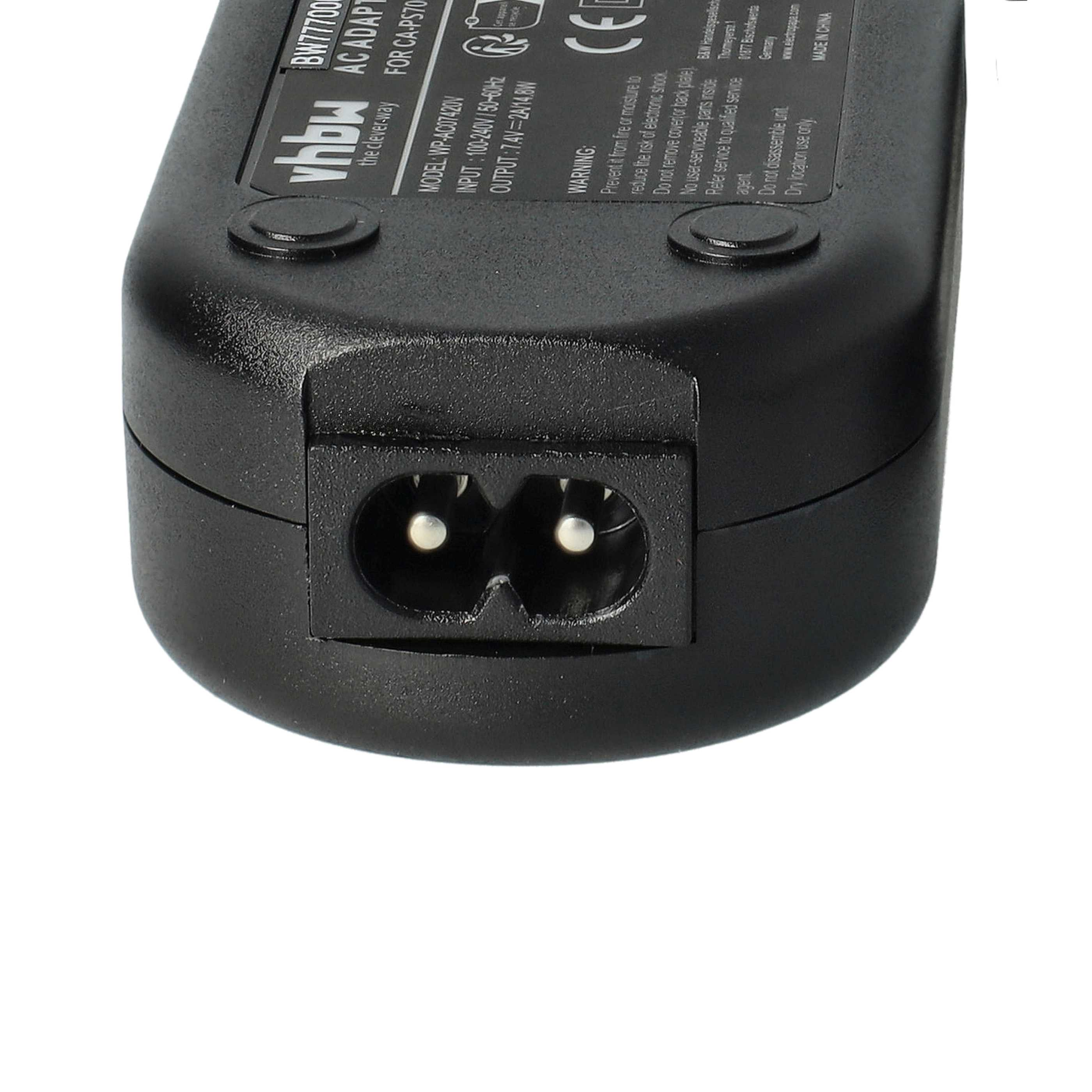 Schwarzer AC-Adapter. Der Netzstecker ist sichtbar. Text auf dem Adapter: Modell, Eingang, Ausgang, Warnung und hergestellt in China.