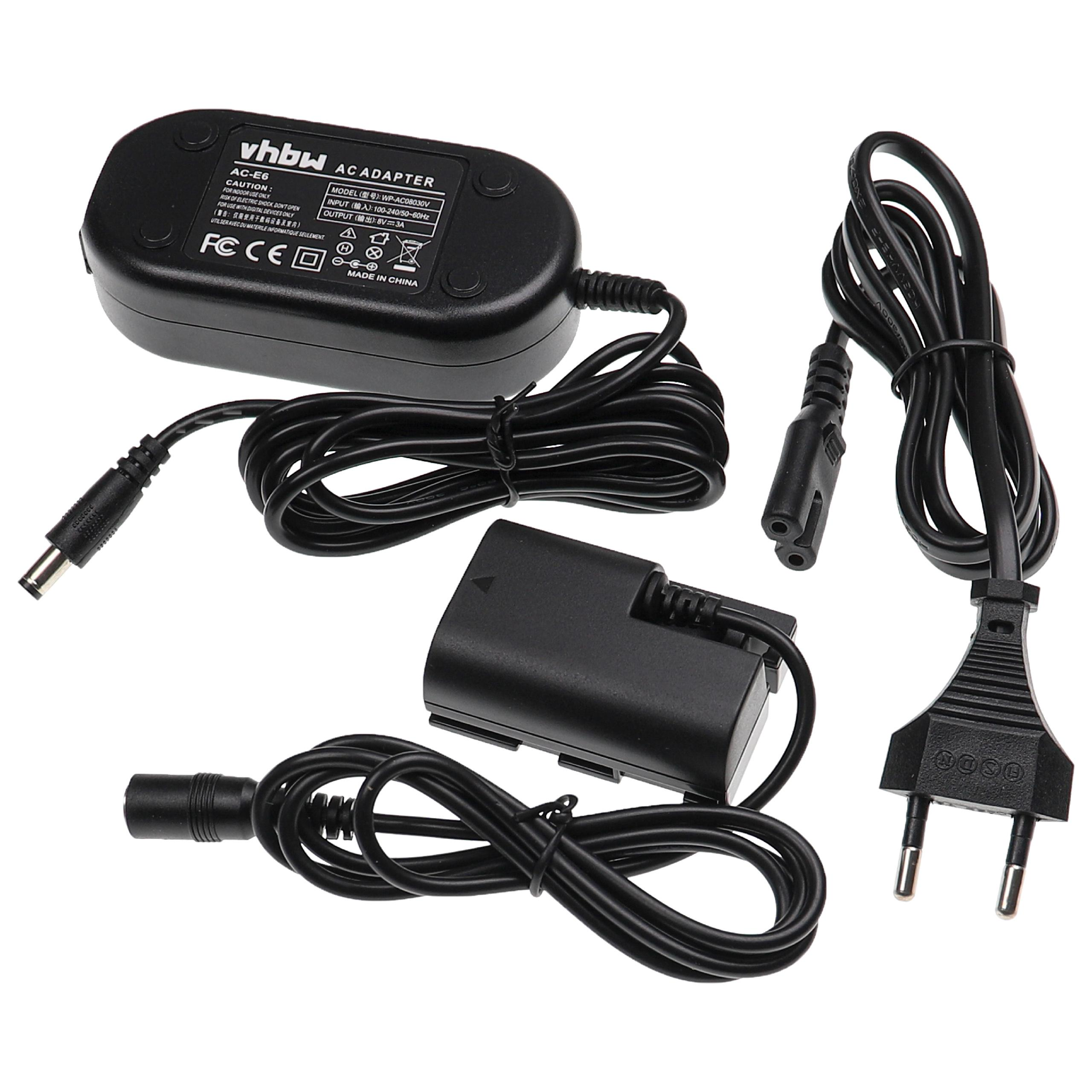 Schwarzes AC-Adapter mit Kabeln, Netzteil und Akku. Inklusive Stecker und DC-Anschluss. Weißer Hintergrund.