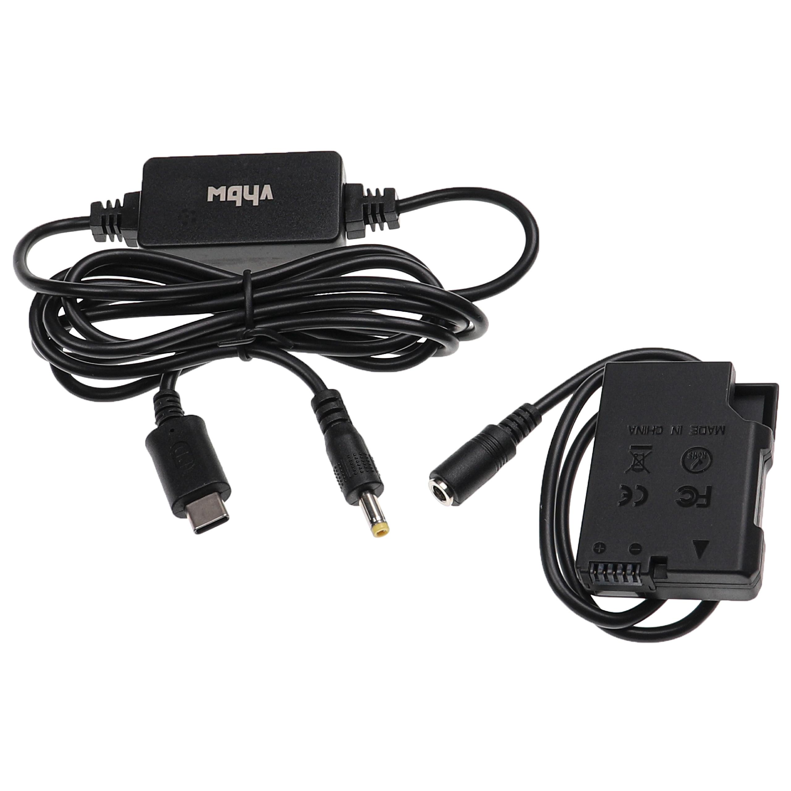 Schwarzer Kamera-Netzadapter mit mehreren Steckern und Kabeln. Auf der rechten Seite befindet sich ein schwarzer Batterieadapter.