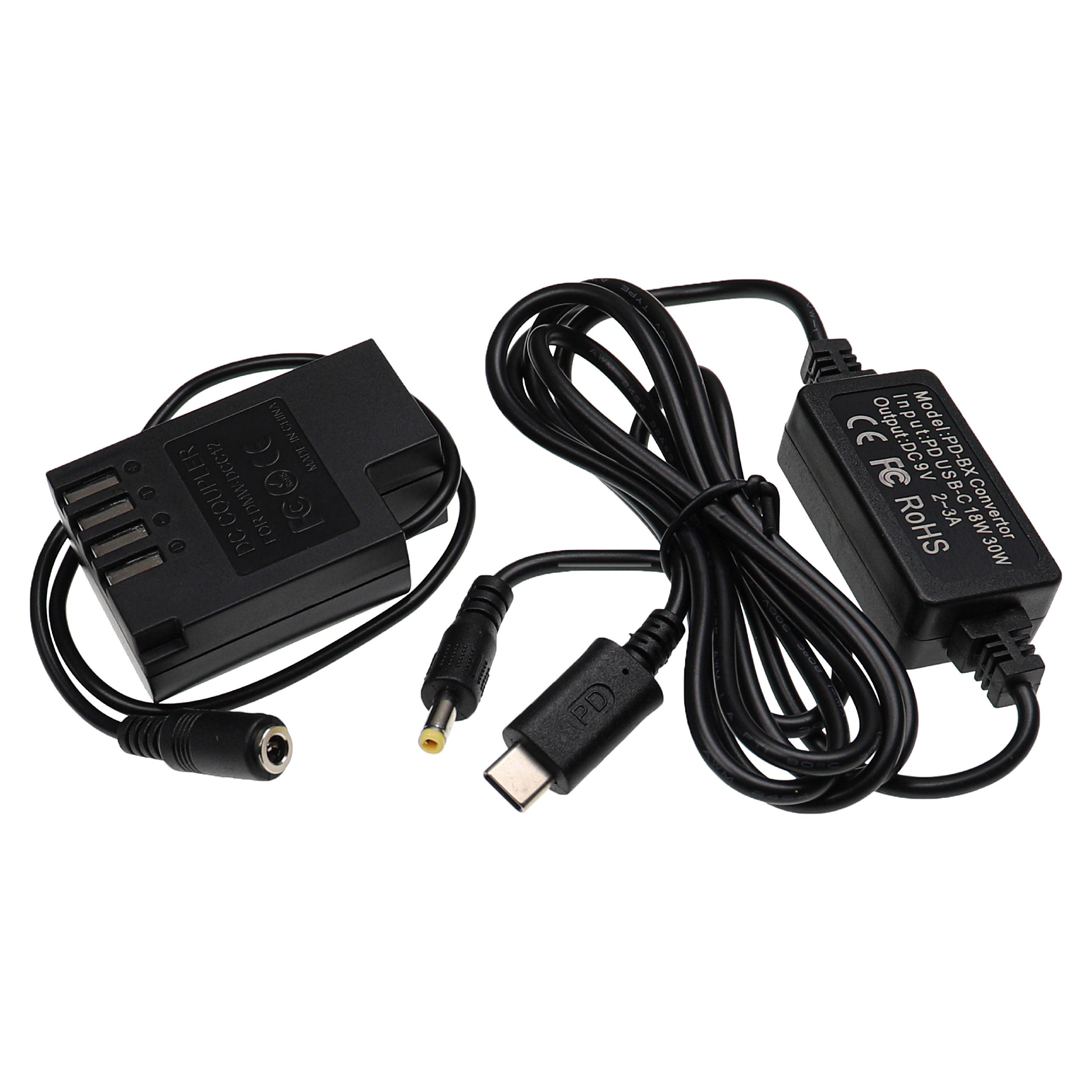 Schwarzer Kamera-Netzadapter mit Kabeln, einem USB-C-Anschluss und einem DC-Koppler. Der Hintergrund ist weiß.